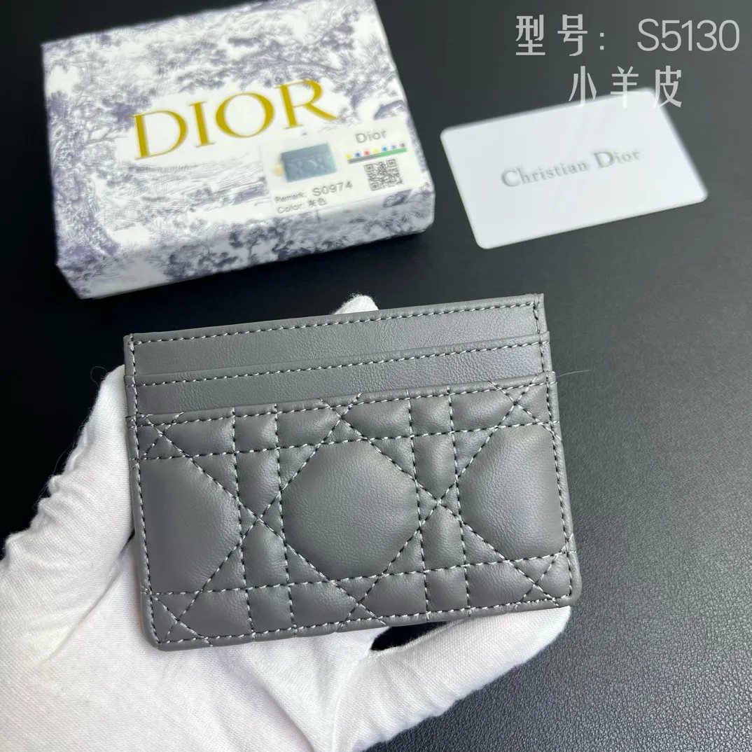 💰100 💎Upgraded original version 🇫🇷 Exclusive real shot # With sheepskin 💌 𝑫𝒊𝒐𝒓 Genuine product available at the counter Top quality 💎 With picture box Dior Caro five-grid card holder soft sheepskin cannage pattern TU DIOR CARO five-grid card holder black This Dior Caro The five-compartment card holder is new this season, elegant and practical. Crafted from soft black cowhide leather with cannage topstitching and CD logo on the front. Elegant and sophisticated, it features five card slots. Style number: S5130UWHC M900 Size: 10.5x7.5