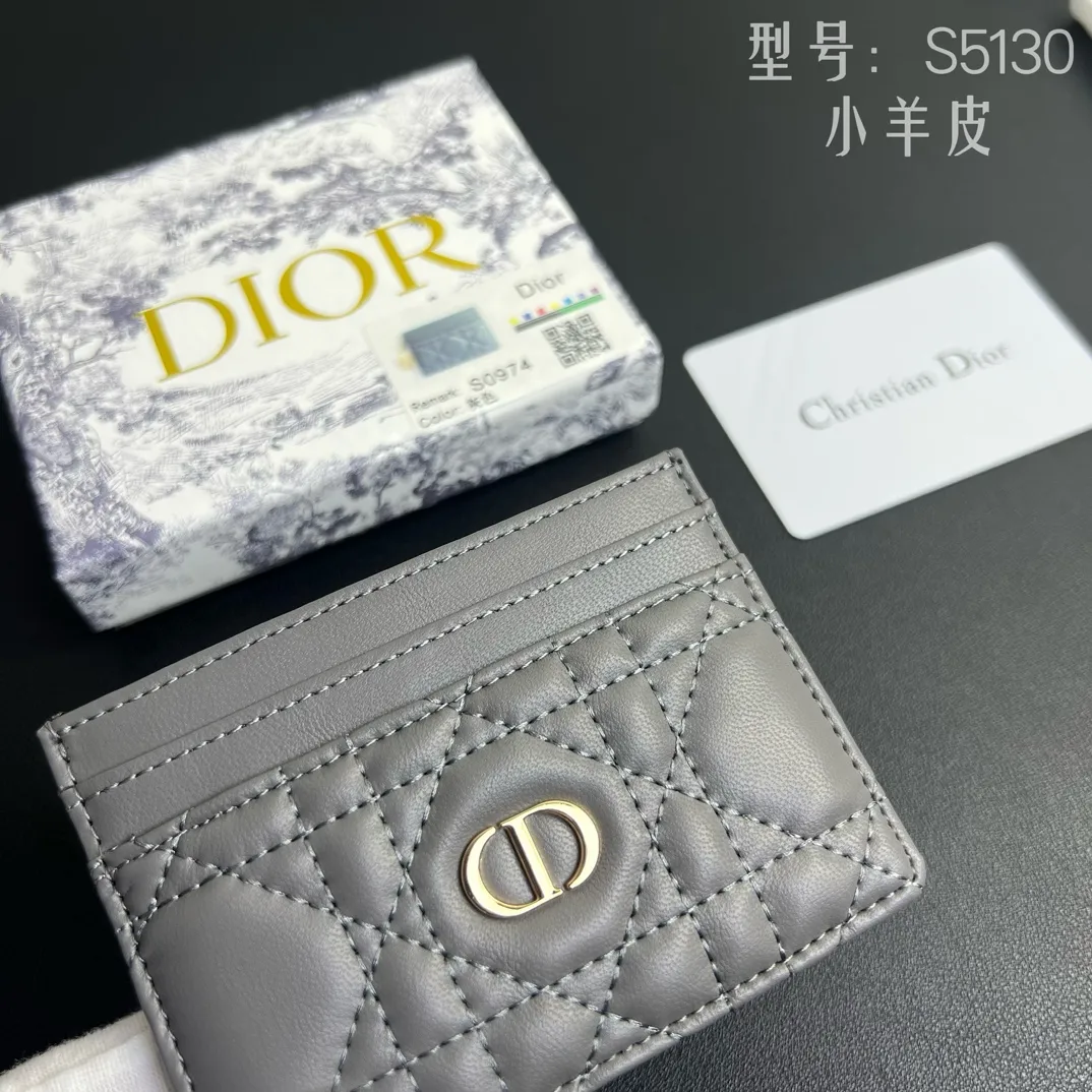 💰100 💎Upgraded original version 🇫🇷 Exclusive real shot # With sheepskin 💌 𝑫𝒊𝒐𝒓 Genuine product available at the counter Top quality 💎 With picture box Dior Caro five-grid card holder soft sheepskin cannage pattern TU DIOR CARO five-grid card holder black This Dior Caro The five-compartment card holder is new this season, elegant and practical. Crafted from soft black cowhide leather with cannage topstitching and CD logo on the front. Elegant and sophisticated, it features five card slots. Style number: S5130UWHC M900 Size: 10.5x7.5