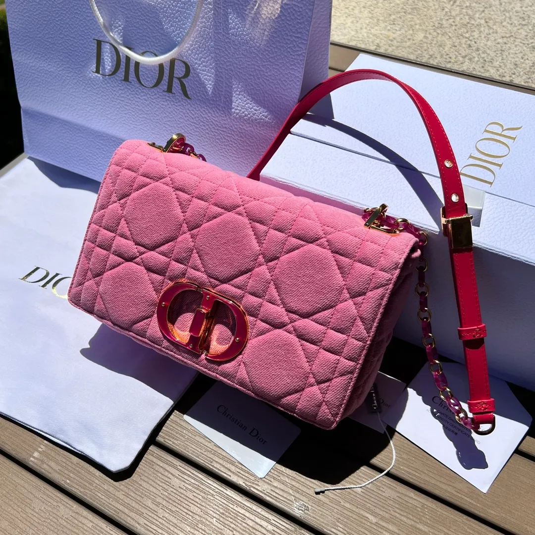 ❗️❗️❗️Free shipping with SF Express for year-end events❗️❗️❗️💰1900 Size: 25.5×15.5×8cm Dior overseas channel resources exclusively offer Caro handbags❗️This Dior Caro handbag combines modern fashion with classic elegance, highlighting the popular style of the series. Crafted from bright pink denim, it features original quilted-effect oversized cannage topstitching and a flap embellished with a neon pink transparent resin knob-style "CD" clasp. Medium style, equipped with a detachable metal and transparent resin "CD" chain shoulder strap, which can be carried by hand, shoulder or cross-body. It can also be replaced with Dor's embroidered wide shoulder strap to embellish daily looks or add a bright finishing touch to evening wear.