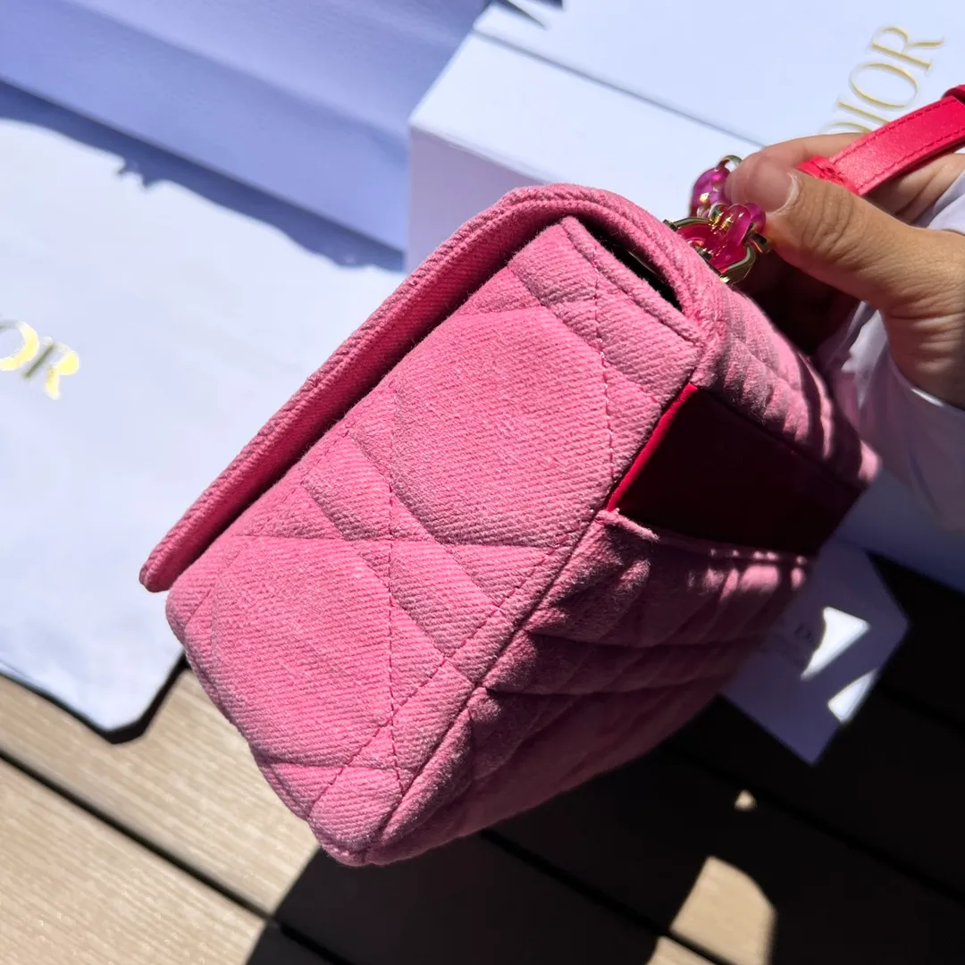 ❗️❗️❗️Free shipping with SF Express for year-end events❗️❗️❗️💰1900 Size: 25.5×15.5×8cm Dior overseas channel resources exclusively offer Caro handbags❗️This Dior Caro handbag combines modern fashion with classic elegance, highlighting the popular style of the series. Crafted from bright pink denim, it features original quilted-effect oversized cannage topstitching and a flap embellished with a neon pink transparent resin knob-style "CD" clasp. Medium style, equipped with a detachable metal and transparent resin "CD" chain shoulder strap, which can be carried by hand, shoulder or cross-body. It can also be replaced with Dor's embroidered wide shoulder strap to embellish daily looks or add a bright finishing touch to evening wear.