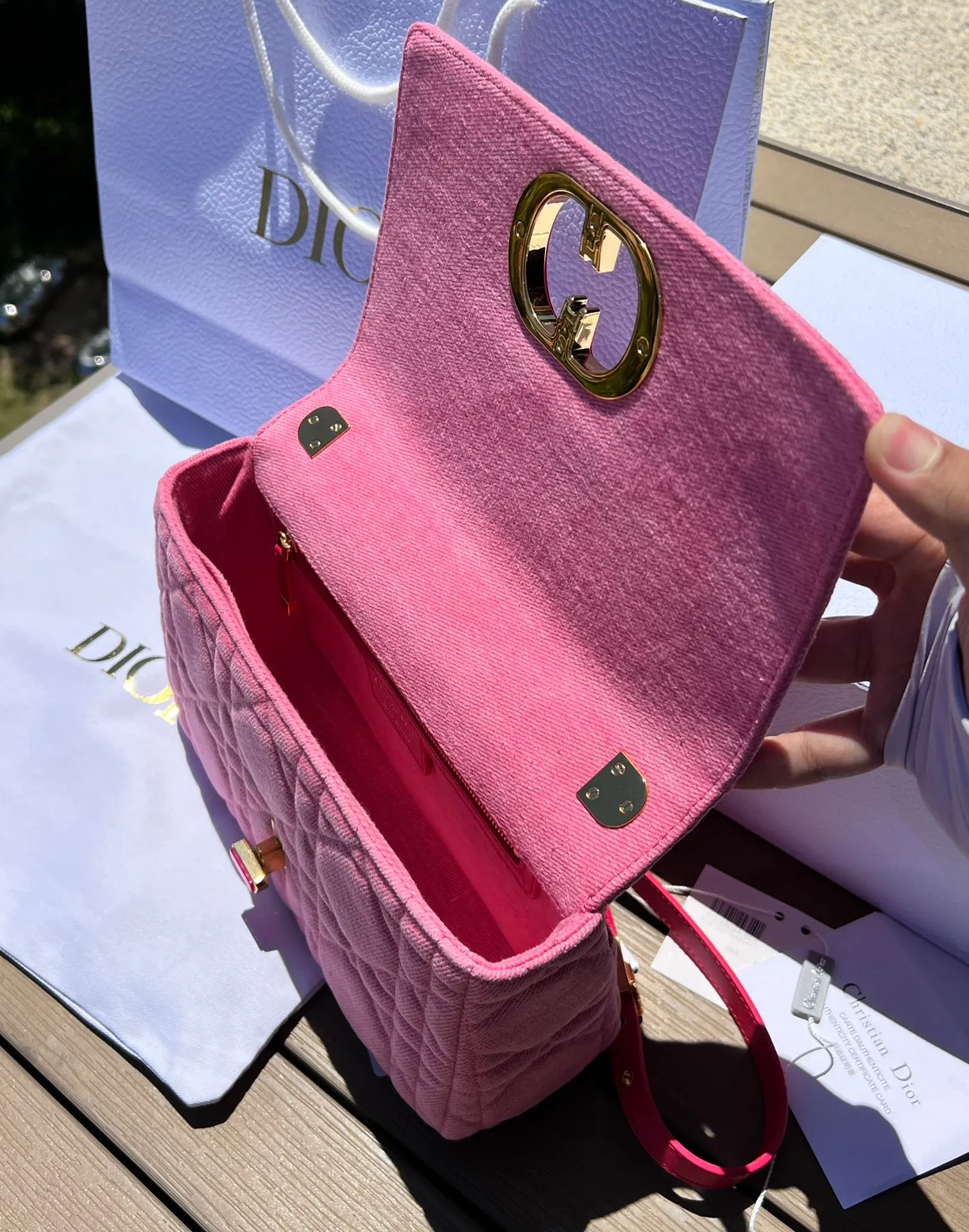❗️❗️❗️Free shipping with SF Express for year-end events❗️❗️❗️💰1900 Size: 25.5×15.5×8cm Dior overseas channel resources exclusively offer Caro handbags❗️This Dior Caro handbag combines modern fashion with classic elegance, highlighting the popular style of the series. Crafted from bright pink denim, it features original quilted-effect oversized cannage topstitching and a flap embellished with a neon pink transparent resin knob-style "CD" clasp. Medium style, equipped with a detachable metal and transparent resin "CD" chain shoulder strap, which can be carried by hand, shoulder or cross-body. It can also be replaced with Dor's embroidered wide shoulder strap to embellish daily looks or add a bright finishing touch to evening wear.