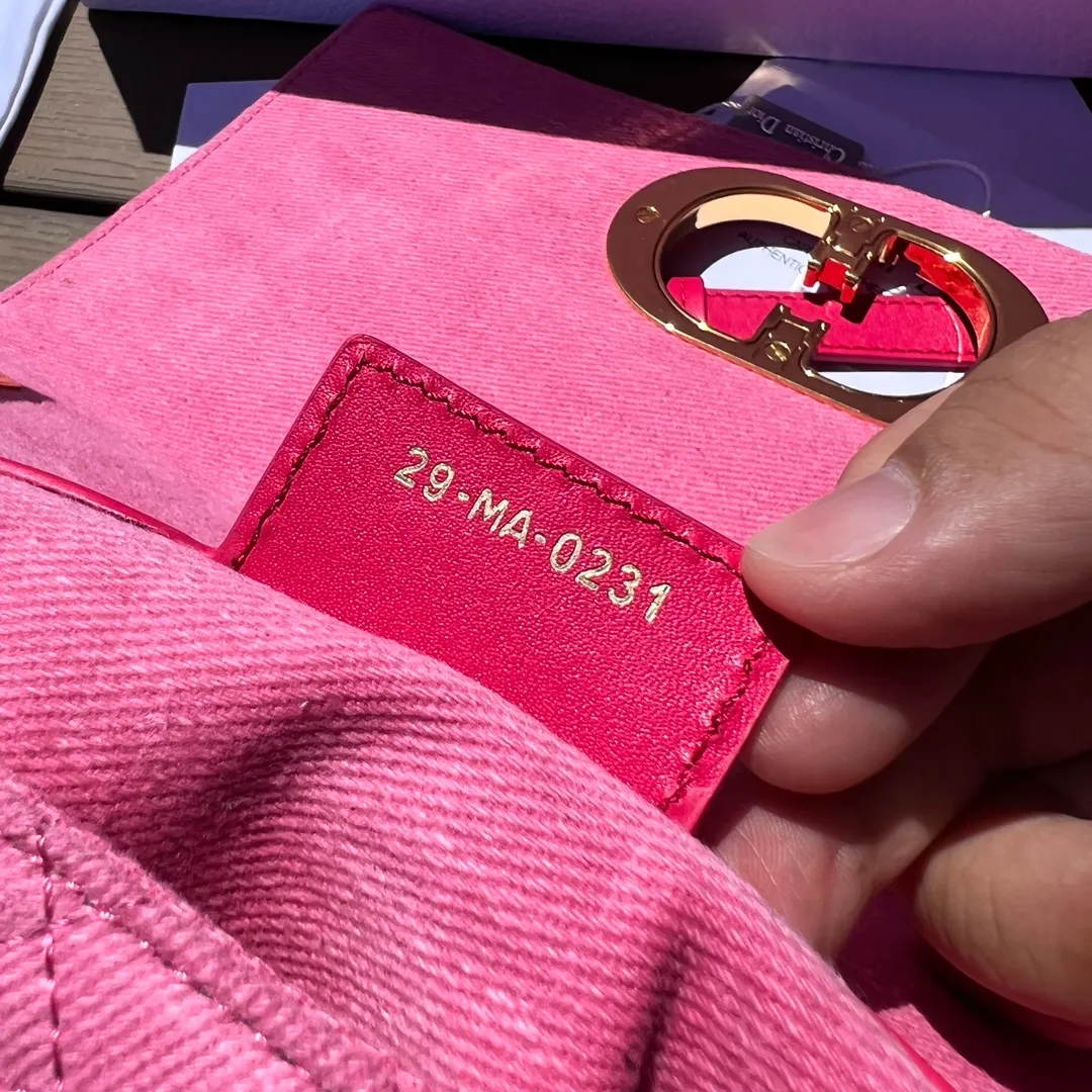 ❗️❗️❗️Free shipping with SF Express for year-end events❗️❗️❗️💰1900 Size: 25.5×15.5×8cm Dior overseas channel resources exclusively offer Caro handbags❗️This Dior Caro handbag combines modern fashion with classic elegance, highlighting the popular style of the series. Crafted from bright pink denim, it features original quilted-effect oversized cannage topstitching and a flap embellished with a neon pink transparent resin knob-style "CD" clasp. Medium style, equipped with a detachable metal and transparent resin "CD" chain shoulder strap, which can be carried by hand, shoulder or cross-body. It can also be replaced with Dor's embroidered wide shoulder strap to embellish daily looks or add a bright finishing touch to evening wear.