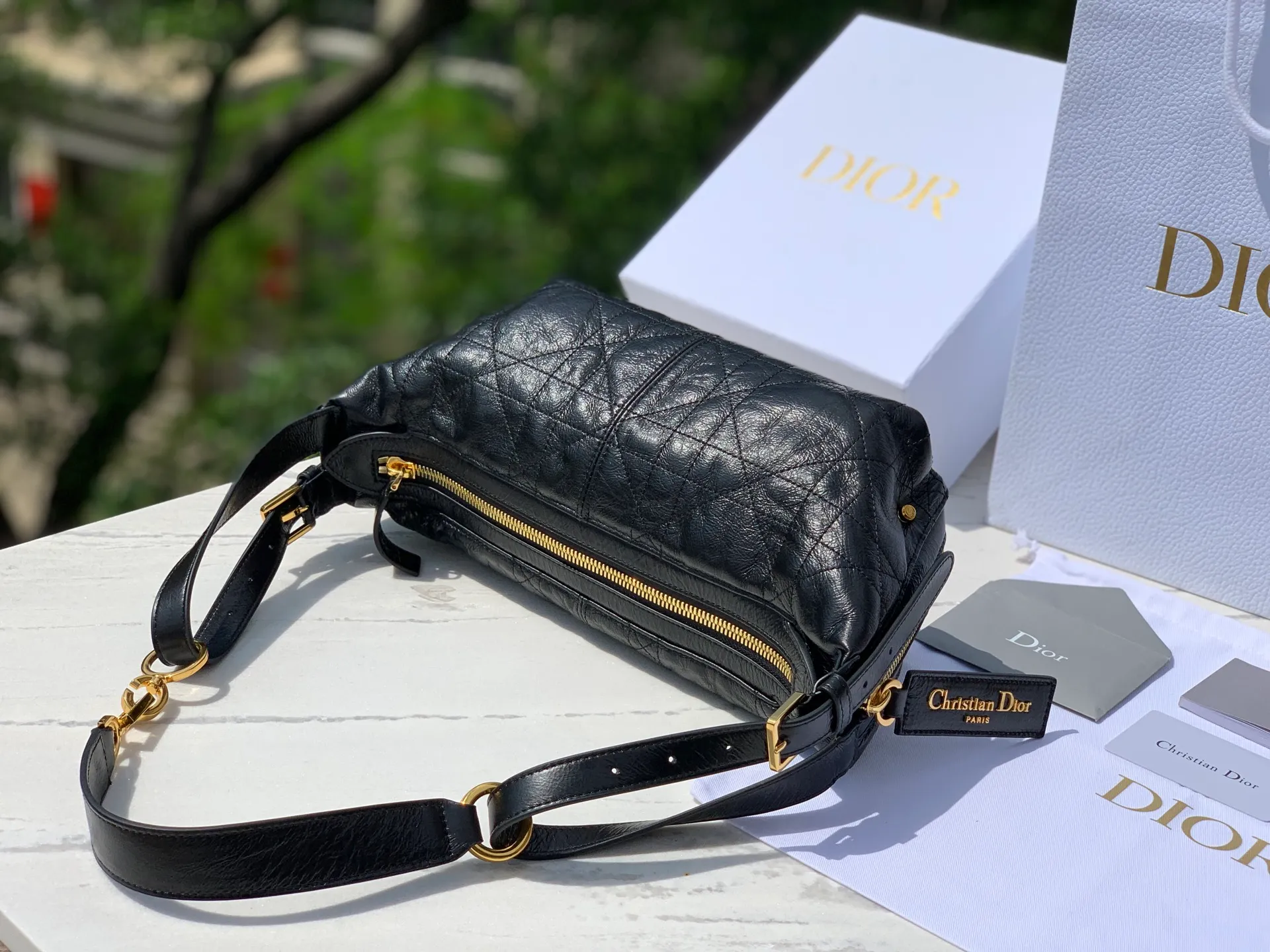 Top upgraded version 💰2100 Size: 25.5×14.5×14cm Zheng Qinwen’s same Dior D-Journey small black handbag is now available! It is a brilliant new product in the 2025 spring and summer ready-to-wear series. The black pleated leather is like the mysterious night elf, and its texture is so soft that you can touch the clouds. The flat and oversized cannage pattern is a new version of Dior’s classic pattern, full of high-end feel. The zipper pocket in the main compartment is exquisite and practical, the large leather zipper pullers on the decorative pockets on both sides, and the Christian Dior Paris logo are eye-catching and luxurious. And oh, the adjustable top leather handle and leather shoulder strap are super considerate. It looks elegant when carried in the hand, casual when carried on the shoulder, and free and easy when worn cross-body. It is simply the master key to daily styling. How can you not be attracted by beauty?