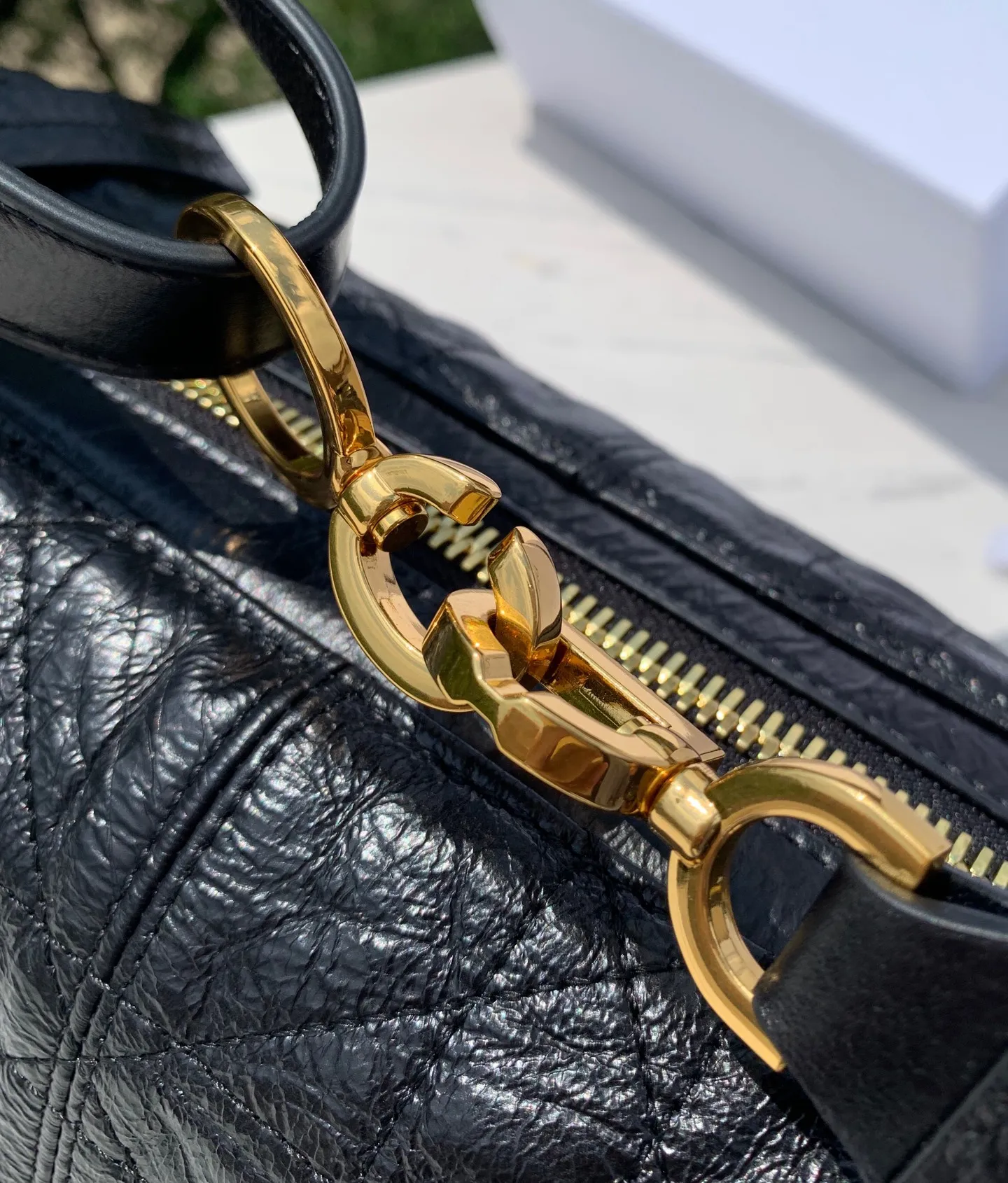Top upgraded version 💰2100 Size: 25.5×14.5×14cm Zheng Qinwen’s same Dior D-Journey small black handbag is now available! It is a brilliant new product in the 2025 spring and summer ready-to-wear series. The black pleated leather is like the mysterious night elf, and its texture is so soft that you can touch the clouds. The flat and oversized cannage pattern is a new version of Dior’s classic pattern, full of high-end feel. The zipper pocket in the main compartment is exquisite and practical, the large leather zipper pullers on the decorative pockets on both sides, and the Christian Dior Paris logo are eye-catching and luxurious. And oh, the adjustable top leather handle and leather shoulder strap are super considerate. It looks elegant when carried in the hand, casual when carried on the shoulder, and free and easy when worn cross-body. It is simply the master key to daily styling. How can you not be attracted by beauty?