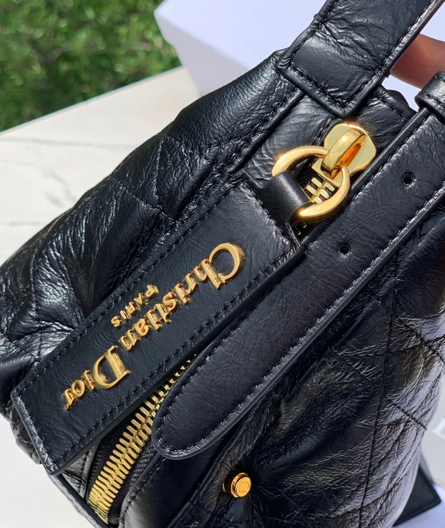 Top upgraded version 💰2100 Size: 25.5×14.5×14cm Zheng Qinwen’s same Dior D-Journey small black handbag is now available! It is a brilliant new product in the 2025 spring and summer ready-to-wear series. The black pleated leather is like the mysterious night elf, and its texture is so soft that you can touch the clouds. The flat and oversized cannage pattern is a new version of Dior’s classic pattern, full of high-end feel. The zipper pocket in the main compartment is exquisite and practical, the large leather zipper pullers on the decorative pockets on both sides, and the Christian Dior Paris logo are eye-catching and luxurious. And oh, the adjustable top leather handle and leather shoulder strap are super considerate. It looks elegant when carried in the hand, casual when carried on the shoulder, and free and easy when worn cross-body. It is simply the master key to daily styling. How can you not be attracted by beauty?