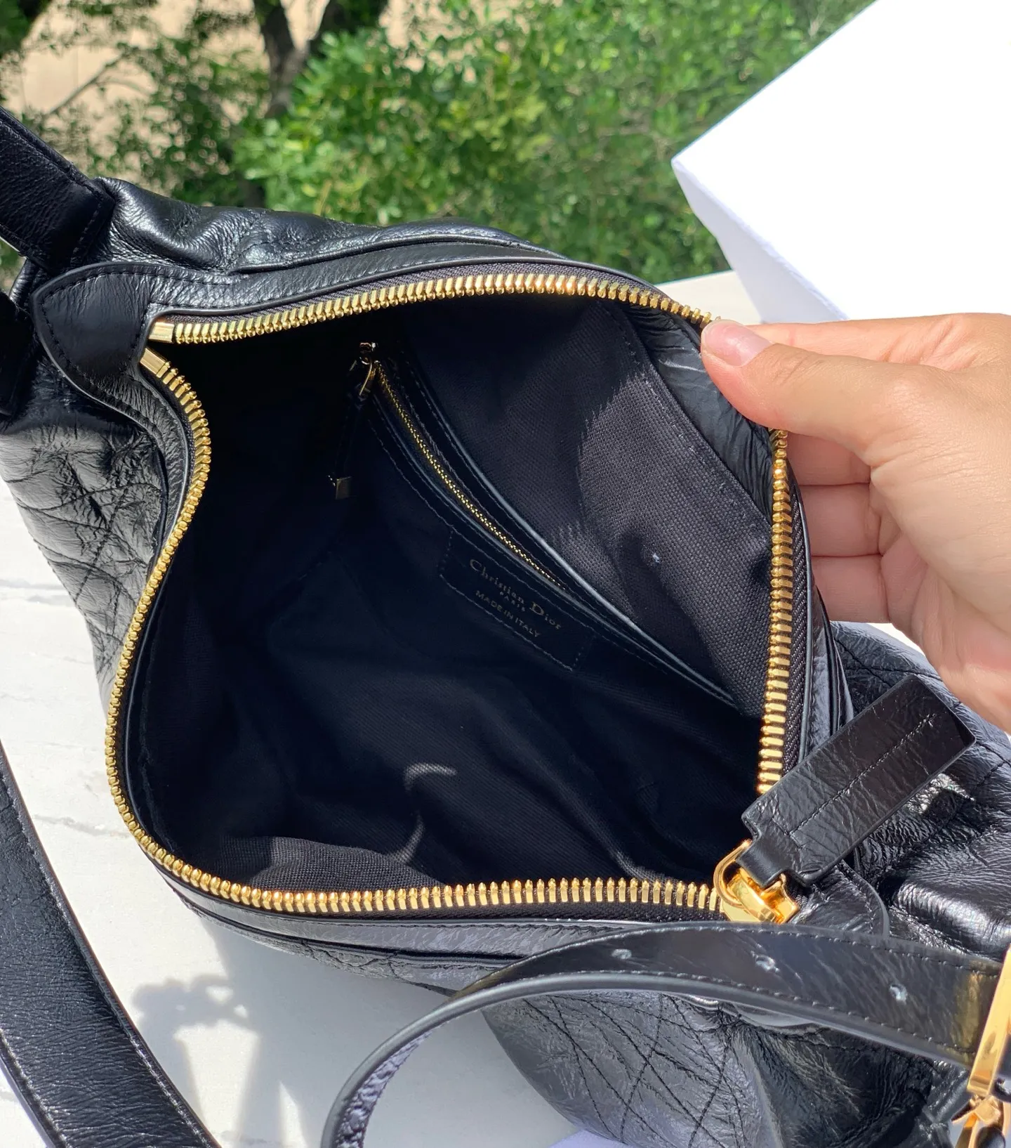 Top upgraded version 💰2100 Size: 25.5×14.5×14cm Zheng Qinwen’s same Dior D-Journey small black handbag is now available! It is a brilliant new product in the 2025 spring and summer ready-to-wear series. The black pleated leather is like the mysterious night elf, and its texture is so soft that you can touch the clouds. The flat and oversized cannage pattern is a new version of Dior’s classic pattern, full of high-end feel. The zipper pocket in the main compartment is exquisite and practical, the large leather zipper pullers on the decorative pockets on both sides, and the Christian Dior Paris logo are eye-catching and luxurious. And oh, the adjustable top leather handle and leather shoulder strap are super considerate. It looks elegant when carried in the hand, casual when carried on the shoulder, and free and easy when worn cross-body. It is simply the master key to daily styling. How can you not be attracted by beauty?