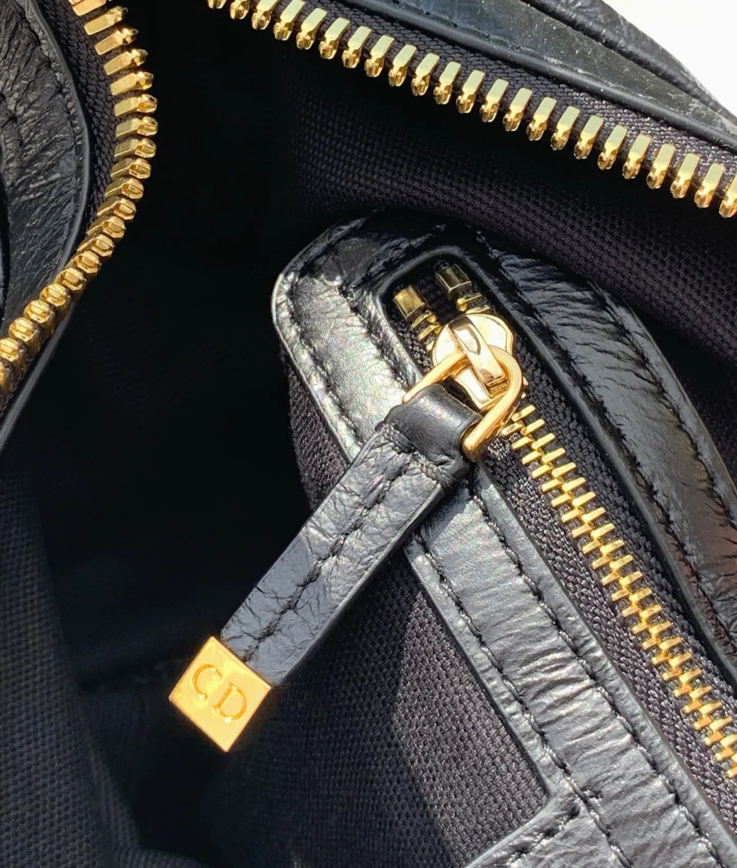 Top upgraded version 💰2100 Size: 25.5×14.5×14cm Zheng Qinwen’s same Dior D-Journey small black handbag is now available! It is a brilliant new product in the 2025 spring and summer ready-to-wear series. The black pleated leather is like the mysterious night elf, and its texture is so soft that you can touch the clouds. The flat and oversized cannage pattern is a new version of Dior’s classic pattern, full of high-end feel. The zipper pocket in the main compartment is exquisite and practical, the large leather zipper pullers on the decorative pockets on both sides, and the Christian Dior Paris logo are eye-catching and luxurious. And oh, the adjustable top leather handle and leather shoulder strap are super considerate. It looks elegant when carried in the hand, casual when carried on the shoulder, and free and easy when worn cross-body. It is simply the master key to daily styling. How can you not be attracted by beauty?
