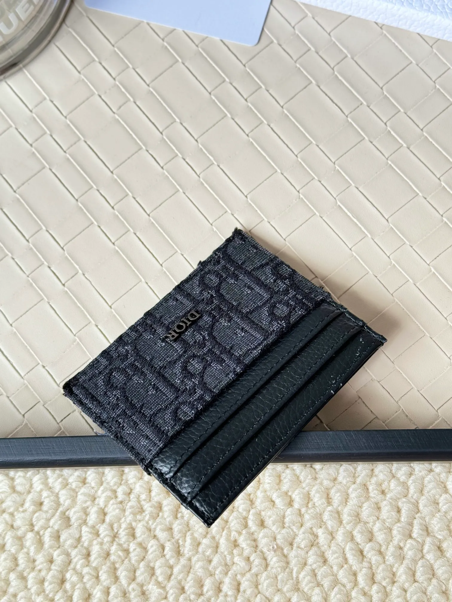 💰110 old flower material Dior card holder is elegant and refined😍 Men's is carefully made of cowhide [strong]. There are 3 card slots on each side and 1 card slot on the top, which is exquisite and exquisite in shape. Style number: CH135 Size: 10*8cm