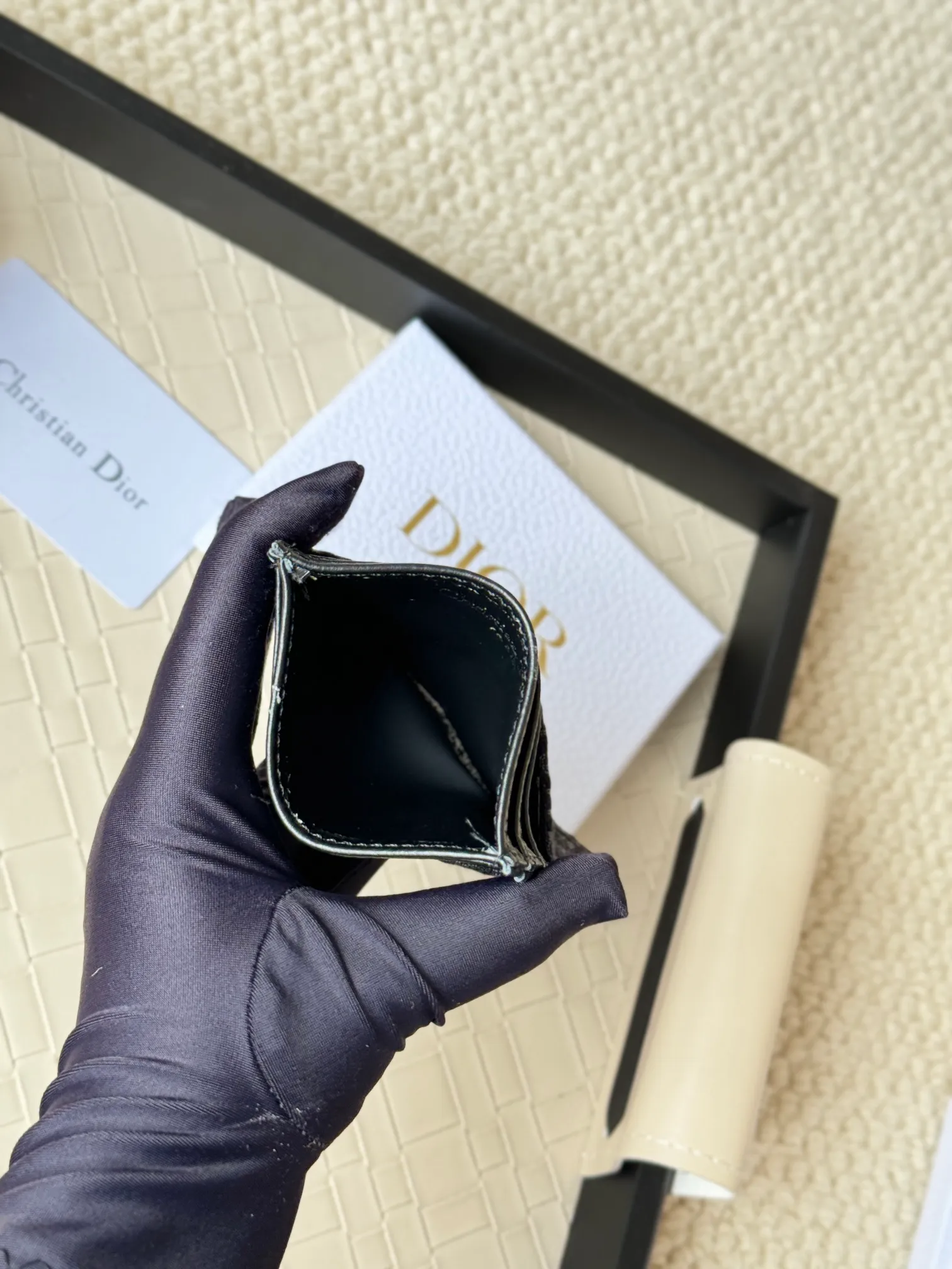 💰110 old flower material Dior card holder is elegant and refined😍 Men's is carefully made of cowhide [strong]. There are 3 card slots on each side and 1 card slot on the top, which is exquisite and exquisite in shape. Style number: CH135 Size: 10*8cm