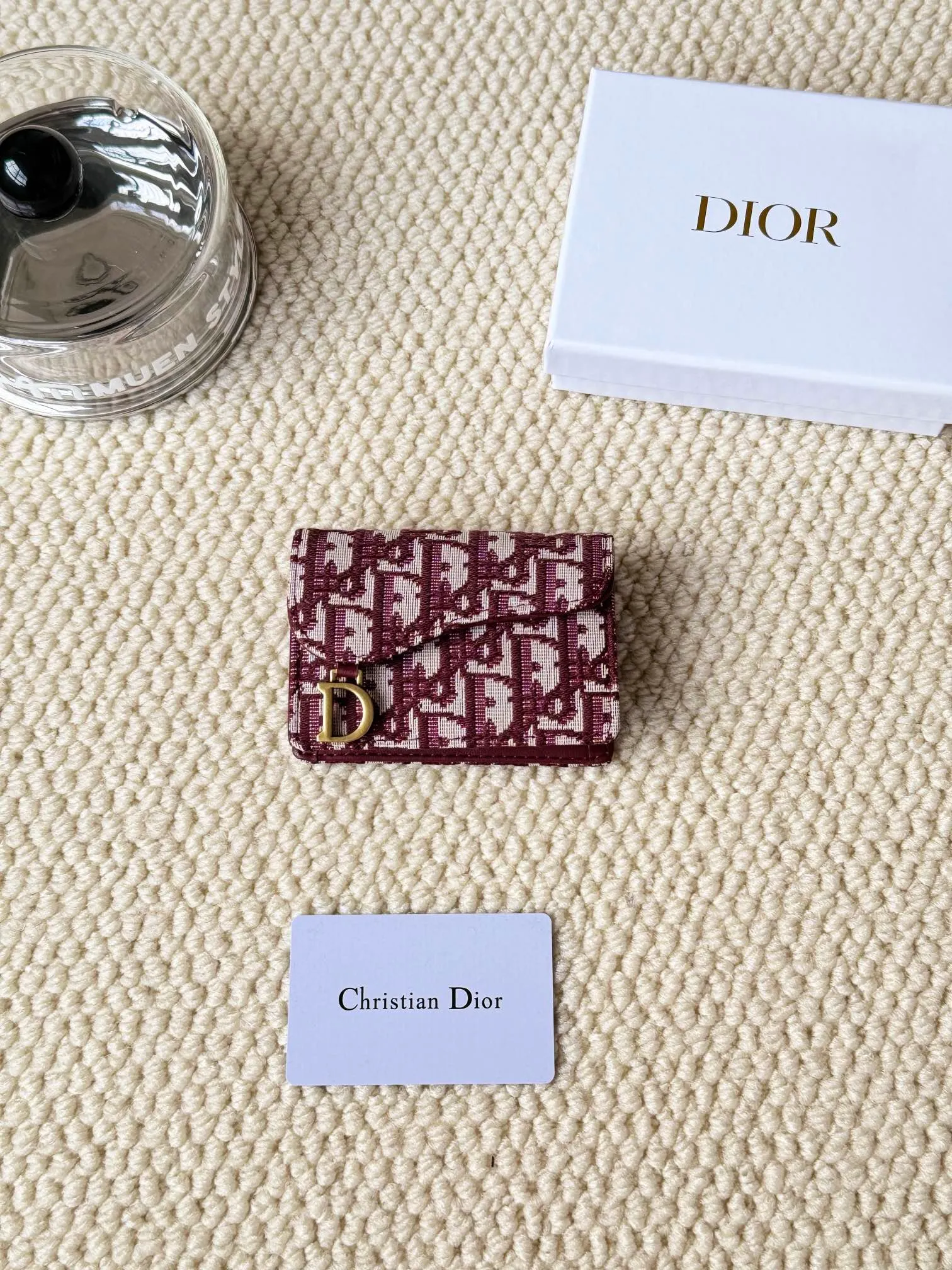 💰120 dior classic new saddle card holder is now available! It’s a small one and can hold a dozen cards and a few cash, which is enough for today’s people! The retro classic Oblique print, paired with exquisite hot stamping accessories "D" lettering, adds a modern style to the whole, with a retro feel and a full sense of fashion... Style number 5611, size: 10.5x7cm
