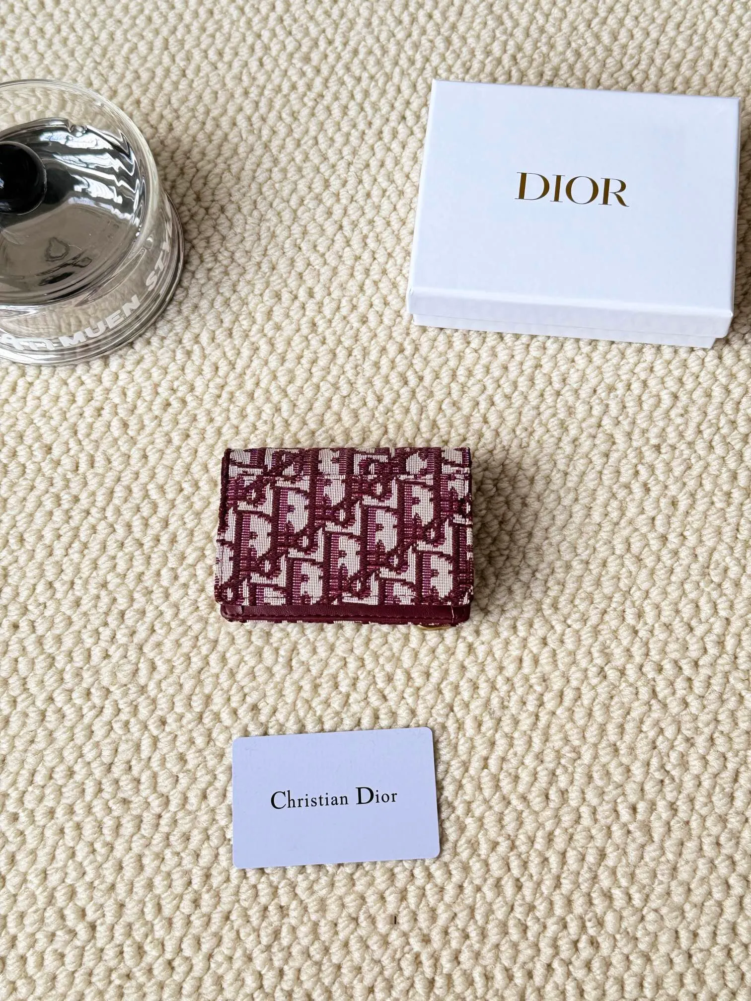 💰120 dior classic new saddle card holder is now available! It’s a small one and can hold a dozen cards and a few cash, which is enough for today’s people! The retro classic Oblique print, paired with exquisite hot stamping accessories "D" lettering, adds a modern style to the whole, with a retro feel and a full sense of fashion... Style number 5611, size: 10.5x7cm