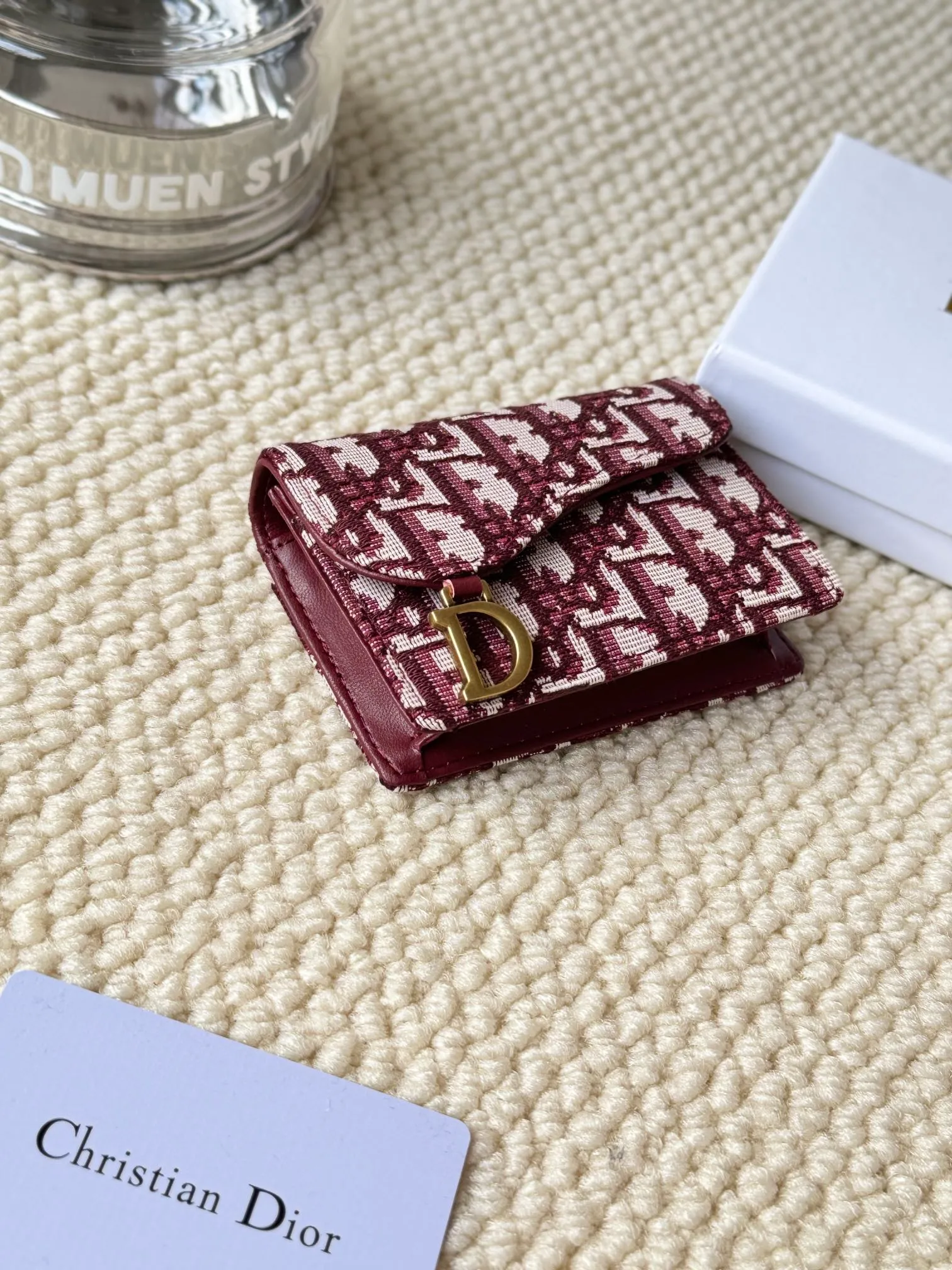 💰120 dior classic new saddle card holder is now available! It’s a small one and can hold a dozen cards and a few cash, which is enough for today’s people! The retro classic Oblique print, paired with exquisite hot stamping accessories "D" lettering, adds a modern style to the whole, with a retro feel and a full sense of fashion... Style number 5611, size: 10.5x7cm