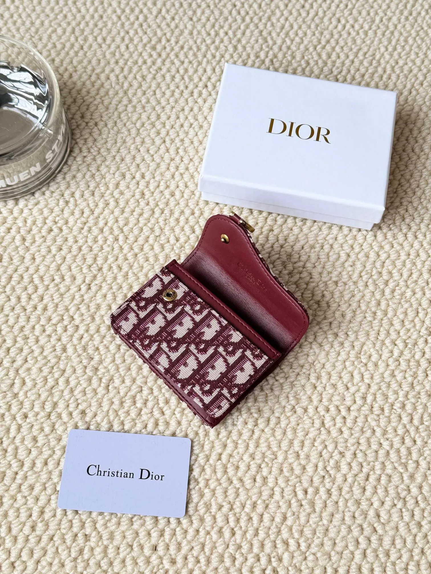 💰120 dior classic new saddle card holder is now available! It’s a small one and can hold a dozen cards and a few cash, which is enough for today’s people! The retro classic Oblique print, paired with exquisite hot stamping accessories "D" lettering, adds a modern style to the whole, with a retro feel and a full sense of fashion... Style number 5611, size: 10.5x7cm