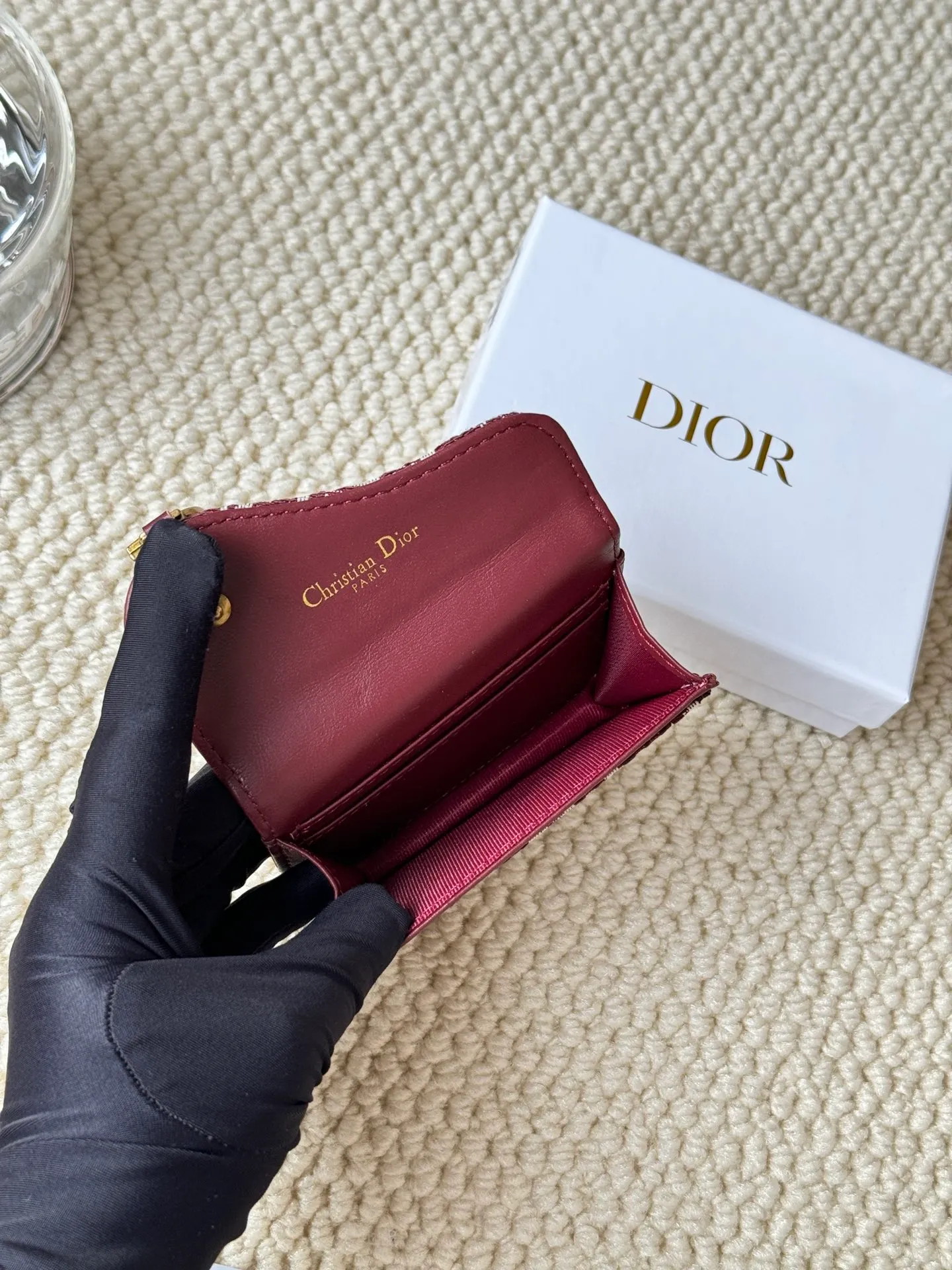 💰120 dior classic new saddle card holder is now available! It’s a small one and can hold a dozen cards and a few cash, which is enough for today’s people! The retro classic Oblique print, paired with exquisite hot stamping accessories "D" lettering, adds a modern style to the whole, with a retro feel and a full sense of fashion... Style number 5611, size: 10.5x7cm