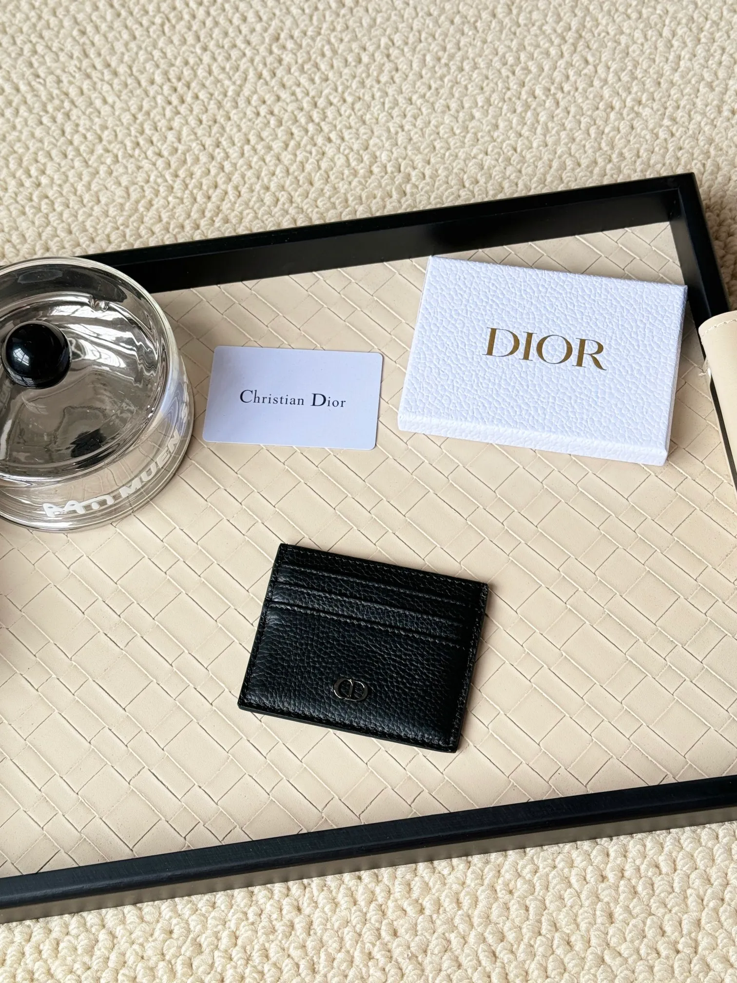 💰100 This Dior card holder is elegant and refined😍 carefully made of cowhide [strong]. There are 3 card slots on each side and 1 card slot on the top, which is exquisite and exquisite in shape. Style number: CH135 Size: 10*8cm