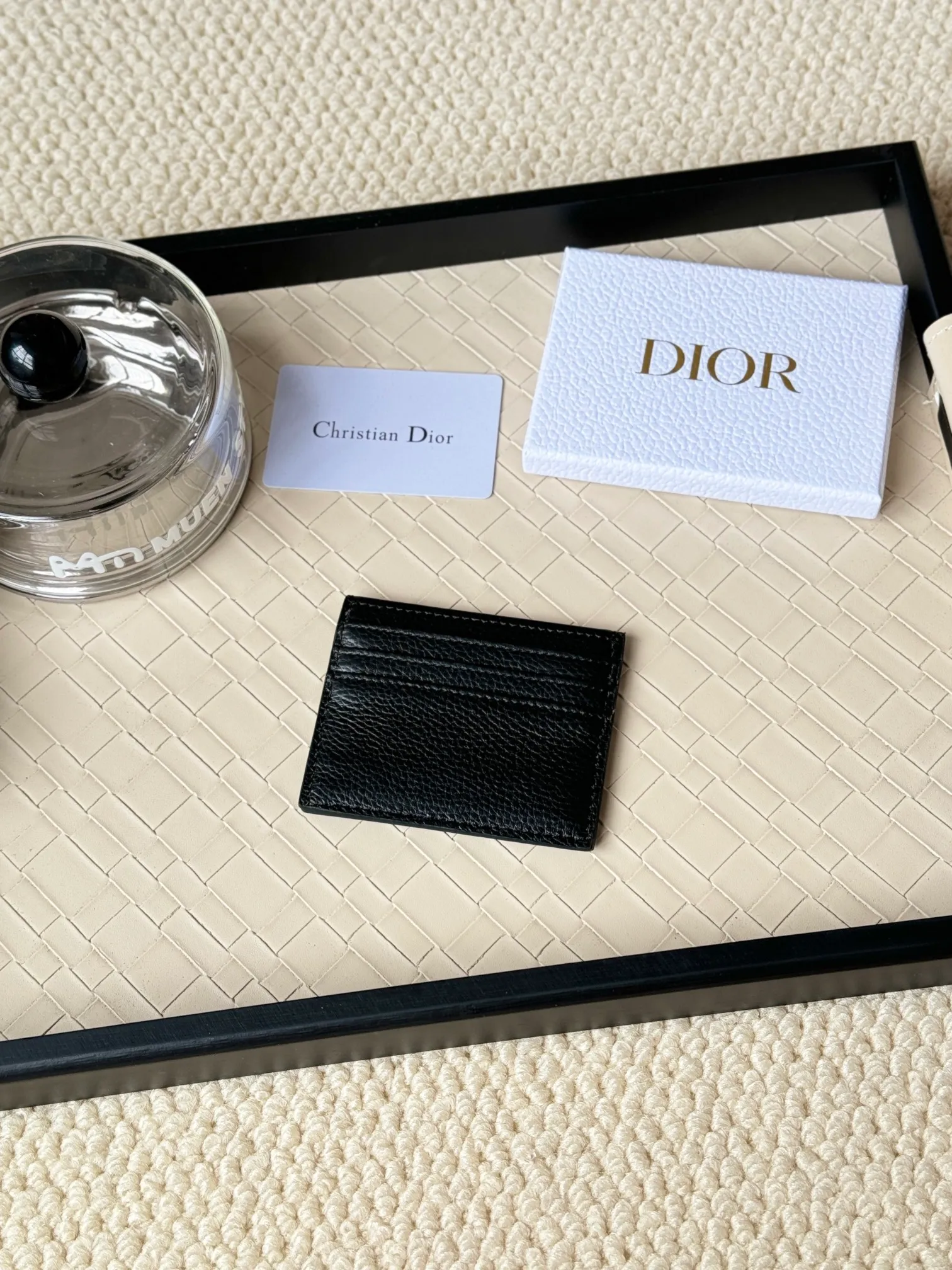 💰100 This Dior card holder is elegant and refined😍 carefully made of cowhide [strong]. There are 3 card slots on each side and 1 card slot on the top, which is exquisite and exquisite in shape. Style number: CH135 Size: 10*8cm