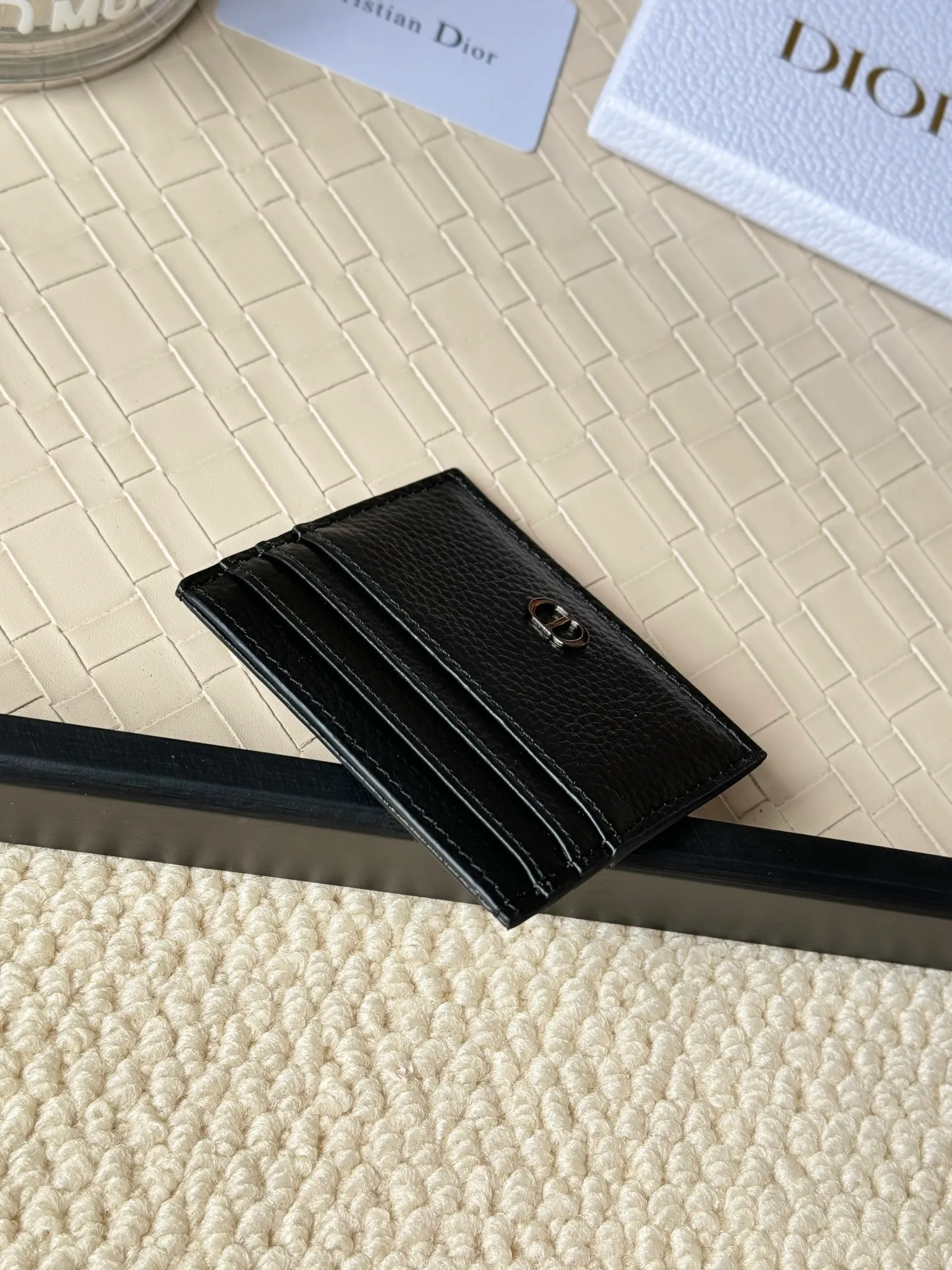 💰100 This Dior card holder is elegant and refined😍 carefully made of cowhide [strong]. There are 3 card slots on each side and 1 card slot on the top, which is exquisite and exquisite in shape. Style number: CH135 Size: 10*8cm