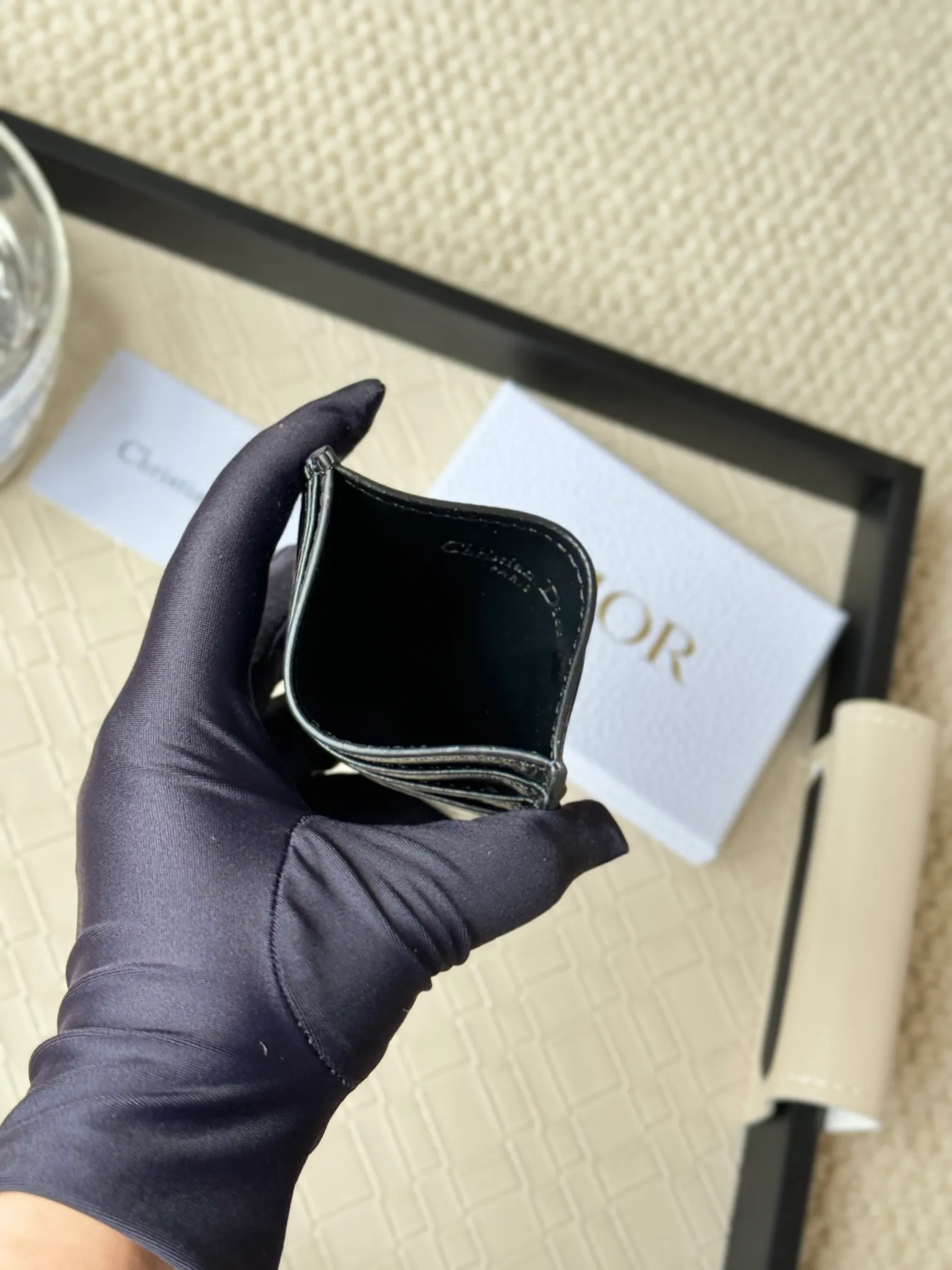 💰100 This Dior card holder is elegant and refined😍 carefully made of cowhide [strong]. There are 3 card slots on each side and 1 card slot on the top, which is exquisite and exquisite in shape. Style number: CH135 Size: 10*8cm
