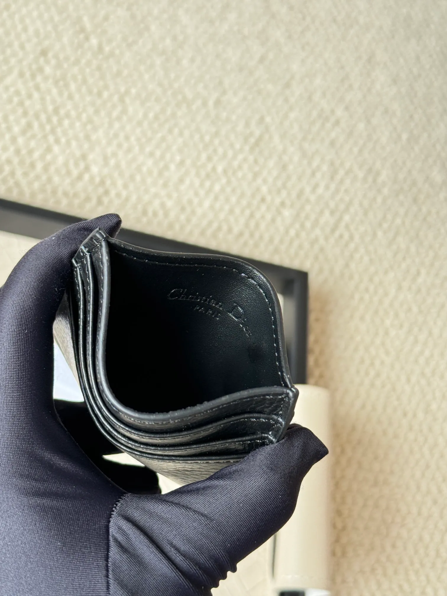 💰100 This Dior card holder is elegant and refined😍 carefully made of cowhide [strong]. There are 3 card slots on each side and 1 card slot on the top, which is exquisite and exquisite in shape. Style number: CH135 Size: 10*8cm