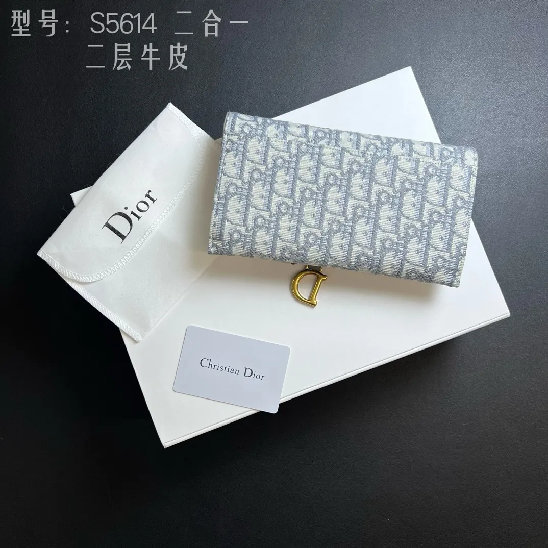 💰210 💎Top quality🇫🇷 Comes with gift box ❤️ Two-layer cowhide, non-transferable ‼ ️ Dior Saddle Woc two-in-one chain bag It’s time for the Dior series of bags. Everyone knows that I love small and exquisite bags. The DiorWoc small model has a really good capacity. It is small but can hold it very well. It can hold Iphone13 Pro Max!! It can also hold 6 card slots and three inner clips. There is also a small wallet that can hold change, sample items, lipstick, keys, and most importantly, I can hang it on one shoulder or diagonally when I go out. Style number: S5614CTZQ-M928 Size: 19X11X2.5 built-in pouch 16X9