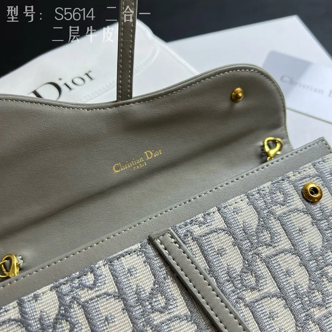 💰210 💎Top quality🇫🇷 Comes with gift box ❤️ Two-layer cowhide, non-transferable ‼ ️ Dior Saddle Woc two-in-one chain bag It’s time for the Dior series of bags. Everyone knows that I love small and exquisite bags. The DiorWoc small model has a really good capacity. It is small but can hold it very well. It can hold Iphone13 Pro Max!! It can also hold 6 card slots and three inner clips. There is also a small wallet that can hold change, sample items, lipstick, keys, and most importantly, I can hang it on one shoulder or diagonally when I go out. Style number: S5614CTZQ-M928 Size: 19X11X2.5 built-in pouch 16X9