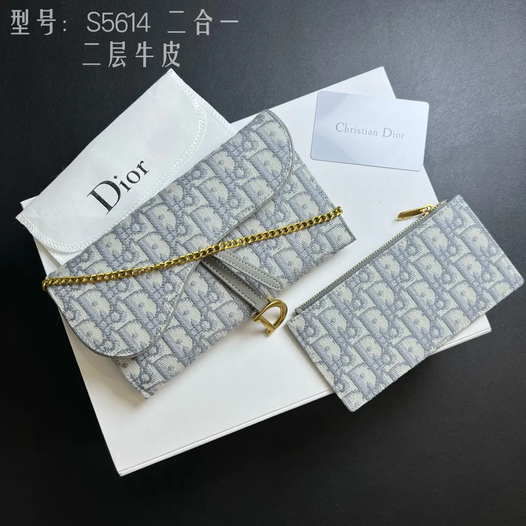 💰210 💎Top quality🇫🇷 Comes with gift box ❤️ Two-layer cowhide, non-transferable ‼ ️ Dior Saddle Woc two-in-one chain bag It’s time for the Dior series of bags. Everyone knows that I love small and exquisite bags. The DiorWoc small model has a really good capacity. It is small but can hold it very well. It can hold Iphone13 Pro Max!! It can also hold 6 card slots and three inner clips. There is also a small wallet that can hold change, sample items, lipstick, keys, and most importantly, I can hang it on one shoulder or diagonally when I go out. Style number: S5614CTZQ-M928 Size: 19X11X2.5 built-in pouch 16X9