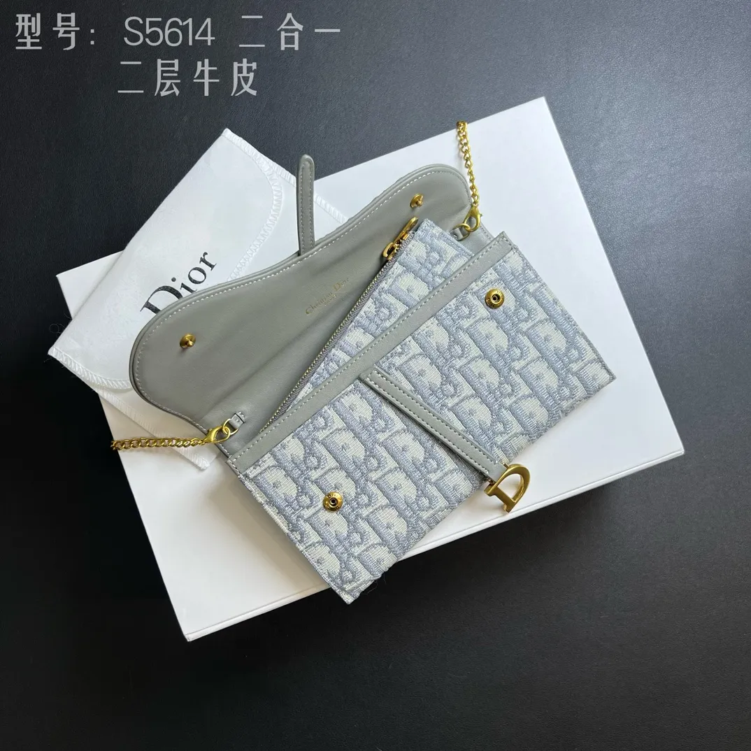 💰210 💎Top quality🇫🇷 Comes with gift box ❤️ Two-layer cowhide, non-transferable ‼ ️ Dior Saddle Woc two-in-one chain bag It’s time for the Dior series of bags. Everyone knows that I love small and exquisite bags. The DiorWoc small model has a really good capacity. It is small but can hold it very well. It can hold Iphone13 Pro Max!! It can also hold 6 card slots and three inner clips. There is also a small wallet that can hold change, sample items, lipstick, keys, and most importantly, I can hang it on one shoulder or diagonally when I go out. Style number: S5614CTZQ-M928 Size: 19X11X2.5 built-in pouch 16X9