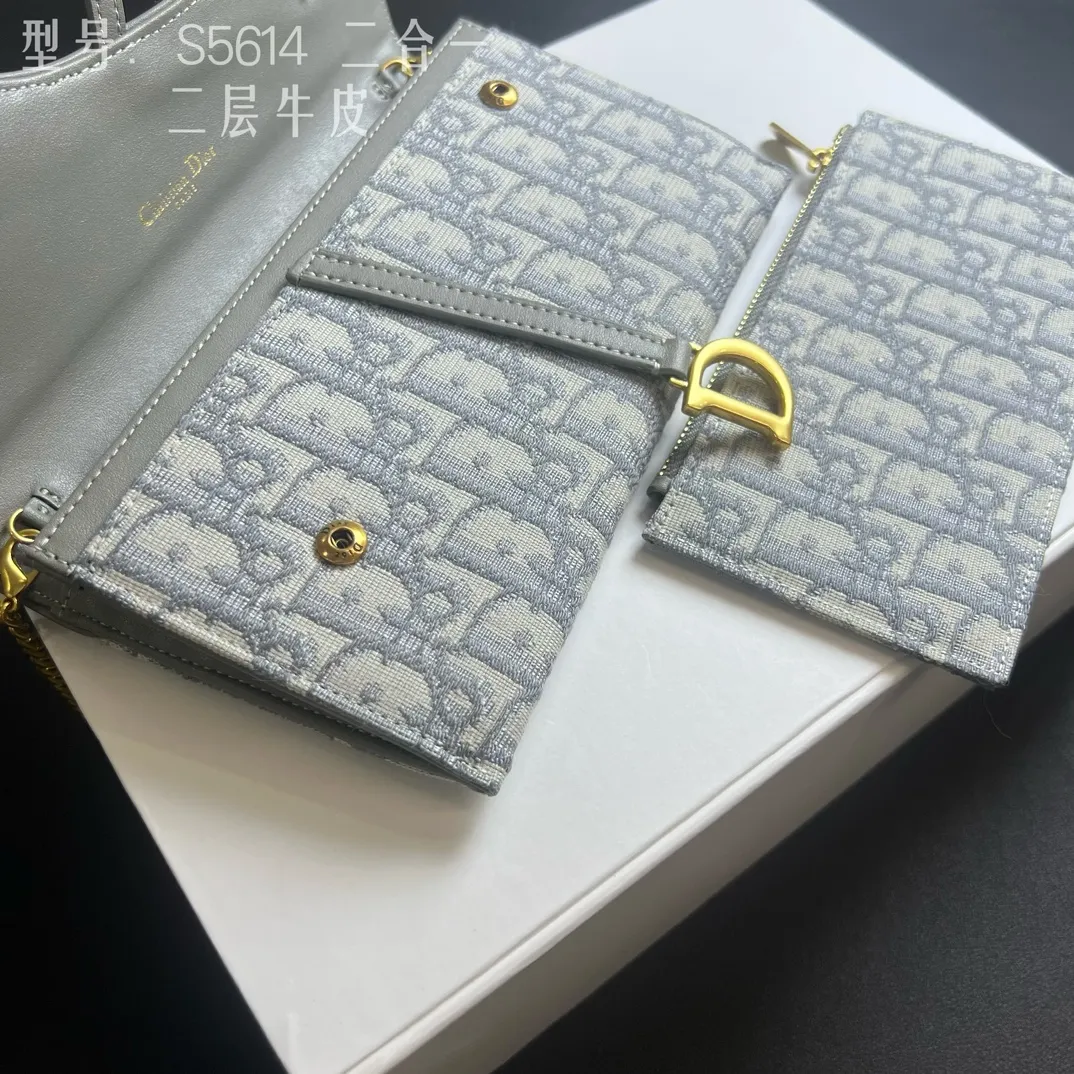💰210 💎Top quality🇫🇷 Comes with gift box ❤️ Two-layer cowhide, non-transferable ‼ ️ Dior Saddle Woc two-in-one chain bag It’s time for the Dior series of bags. Everyone knows that I love small and exquisite bags. The DiorWoc small model has a really good capacity. It is small but can hold it very well. It can hold Iphone13 Pro Max!! It can also hold 6 card slots and three inner clips. There is also a small wallet that can hold change, sample items, lipstick, keys, and most importantly, I can hang it on one shoulder or diagonally when I go out. Style number: S5614CTZQ-M928 Size: 19X11X2.5 built-in pouch 16X9