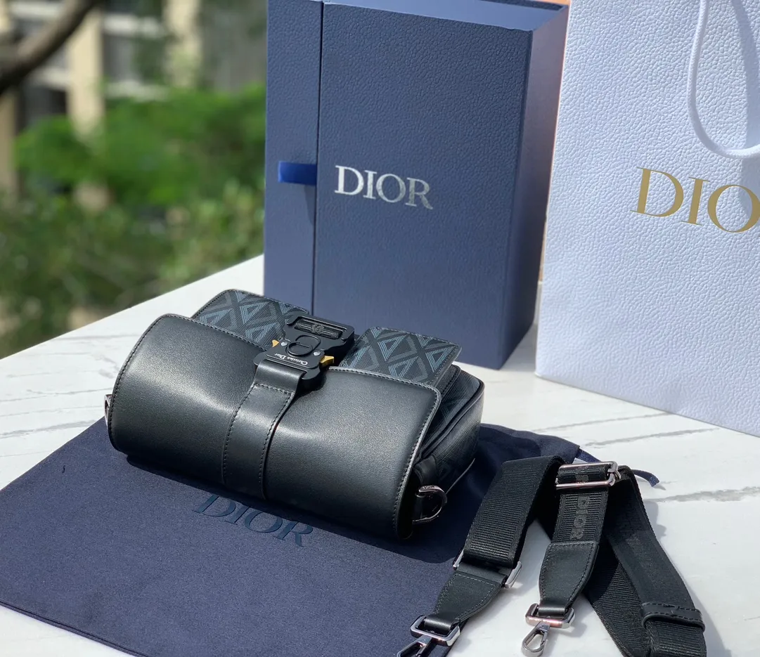 ❗️❗️❗️Free shipping with SF Express for year-end events❗️❗️❗️💰1560 Size: 27X17X9cm Ex-factory through Hong Kong trading company channel Dior Dior 23s HIT THE ROAD messenger bag, men's Diamond pattern canvas with leather aluminum buckle flip-open shoulder crossbody bag, is inspired by cut diamond craftsmanship, reshapes the classic CD logo of the round brand, and creates a unique deep embossed texture. The bag body is carefully made of Diamond pattern cotton canvas and smooth cow leather. The fabric is light and flexible, has good gloss, and has clear grain texture. The material is wear-resistant, durable and easy to take care of. The charming diamond-like rhombus has a distinctive visual three-dimensionality and fullness. The texture is great. The flip cover is equipped with a Christian Dior aluminum buckle opening and closing design, which is very convenient. The interior is large and has enough capacity to hold daily needs. Adjustable and detachable nylon jacquard shoulder strap, a very practical style, can also add the finishing touch to all kinds of casual outfits. It looks great when worn casually. It can be said to be a versatile style, especially suitable for concave shapes. This is really a must-have. It is so easy to use, so hurry up, kids!