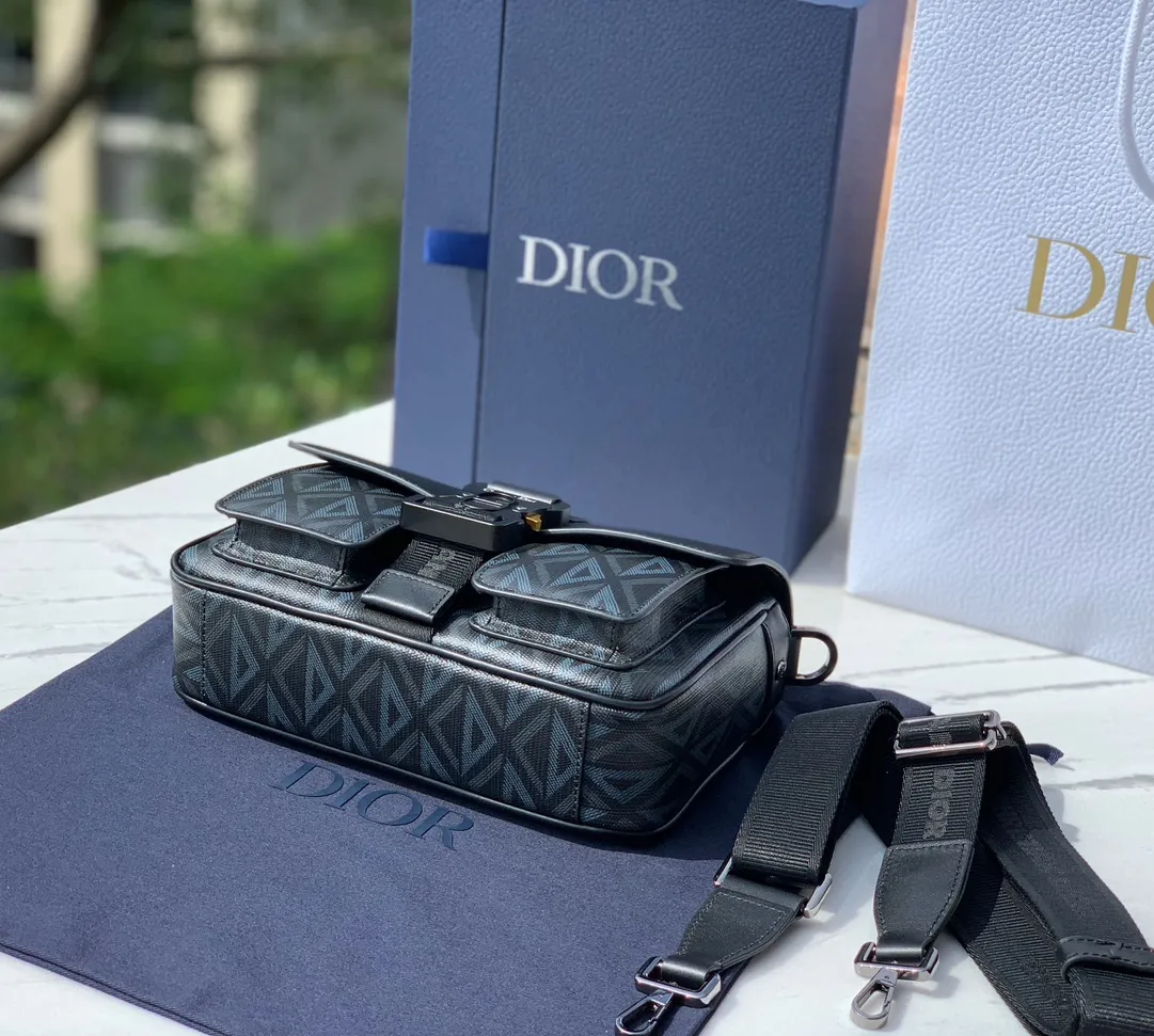 ❗️❗️❗️Free shipping with SF Express for year-end events❗️❗️❗️💰1560 Size: 27X17X9cm Ex-factory through Hong Kong trading company channel Dior Dior 23s HIT THE ROAD messenger bag, men's Diamond pattern canvas with leather aluminum buckle flip-open shoulder crossbody bag, is inspired by cut diamond craftsmanship, reshapes the classic CD logo of the round brand, and creates a unique deep embossed texture. The bag body is carefully made of Diamond pattern cotton canvas and smooth cow leather. The fabric is light and flexible, has good gloss, and has clear grain texture. The material is wear-resistant, durable and easy to take care of. The charming diamond-like rhombus has a distinctive visual three-dimensionality and fullness. The texture is great. The flip cover is equipped with a Christian Dior aluminum buckle opening and closing design, which is very convenient. The interior is large and has enough capacity to hold daily needs. Adjustable and detachable nylon jacquard shoulder strap, a very practical style, can also add the finishing touch to all kinds of casual outfits. It looks great when worn casually. It can be said to be a versatile style, especially suitable for concave shapes. This is really a must-have. It is so easy to use, so hurry up, kids!