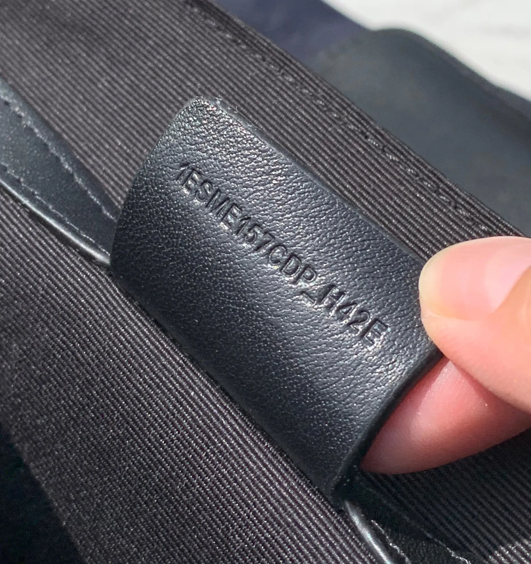 ❗️❗️❗️Free shipping with SF Express for year-end events❗️❗️❗️💰1560 Size: 27X17X9cm Ex-factory through Hong Kong trading company channel Dior Dior 23s HIT THE ROAD messenger bag, men's Diamond pattern canvas with leather aluminum buckle flip-open shoulder crossbody bag, is inspired by cut diamond craftsmanship, reshapes the classic CD logo of the round brand, and creates a unique deep embossed texture. The bag body is carefully made of Diamond pattern cotton canvas and smooth cow leather. The fabric is light and flexible, has good gloss, and has clear grain texture. The material is wear-resistant, durable and easy to take care of. The charming diamond-like rhombus has a distinctive visual three-dimensionality and fullness. The texture is great. The flip cover is equipped with a Christian Dior aluminum buckle opening and closing design, which is very convenient. The interior is large and has enough capacity to hold daily needs. Adjustable and detachable nylon jacquard shoulder strap, a very practical style, can also add the finishing touch to all kinds of casual outfits. It looks great when worn casually. It can be said to be a versatile style, especially suitable for concave shapes. This is really a must-have. It is so easy to use, so hurry up, kids!