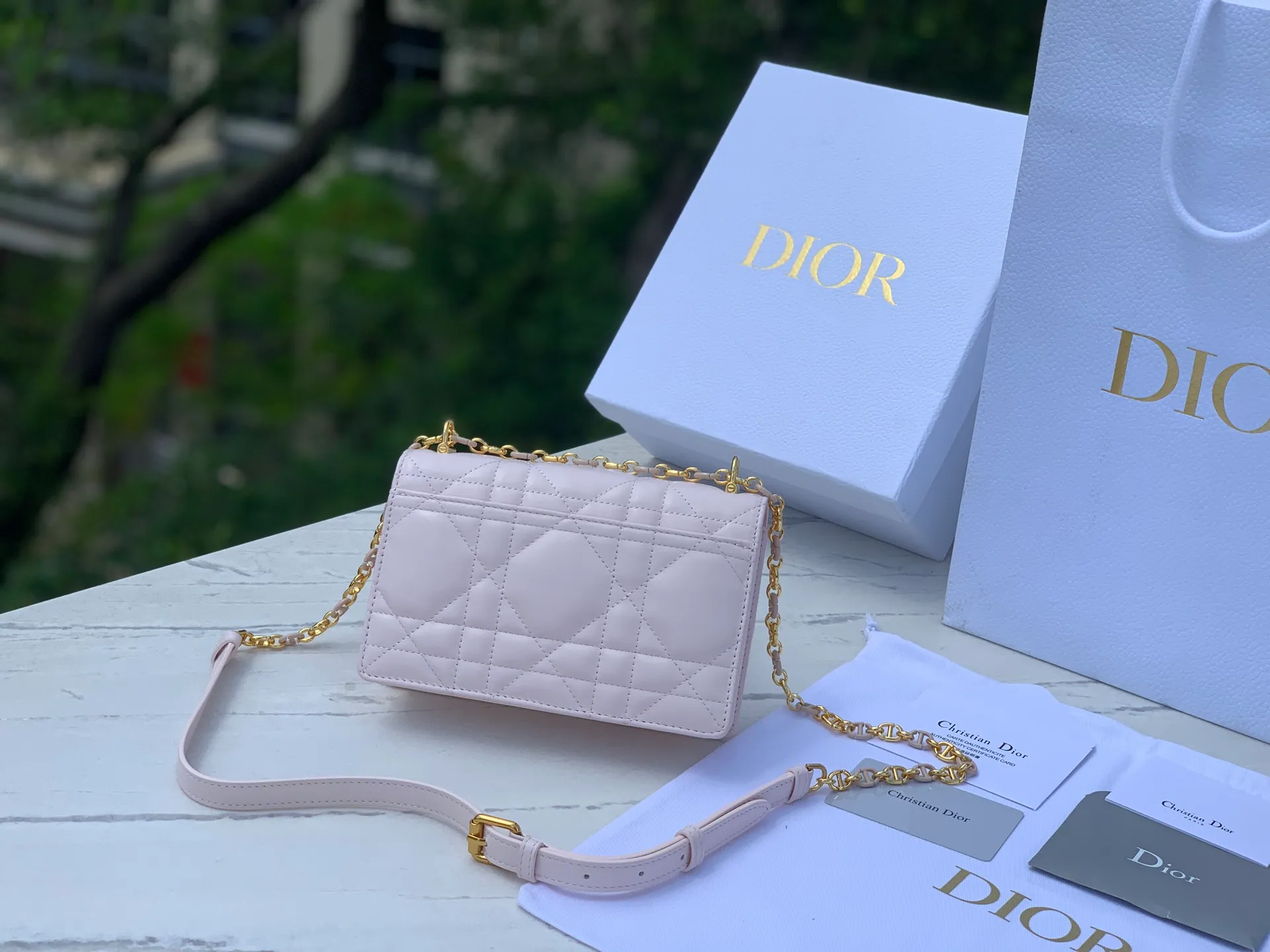 Top upgraded version 💰1760 Size: 17.3×13×7.5cm Dior Miss Caro mini chain bag, which really enriches the Dior CARO series! ! Popular all over the Internet, it is no surprise that it is your favorite small bag 👍 It also has the classic cannage pattern logo, which you will never get tired of. It is made of alternating gold-finished metal links and brown tortoise-shell effect resin links. It is paired with a leather strap for added comfort. It can be carried by hand, shoulder or crossbody. A completely god-like existence, cute and adorable, and so good-looking!