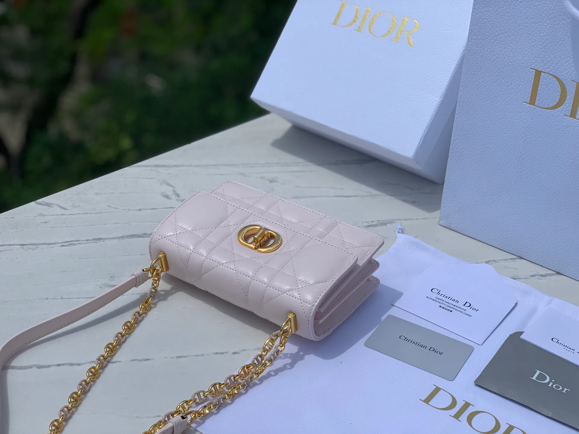 Top upgraded version 💰1760 Size: 17.3×13×7.5cm Dior Miss Caro mini chain bag, which really enriches the Dior CARO series! ! Popular all over the Internet, it is no surprise that it is your favorite small bag 👍 It also has the classic cannage pattern logo, which you will never get tired of. It is made of alternating gold-finished metal links and brown tortoise-shell effect resin links. It is paired with a leather strap for added comfort. It can be carried by hand, shoulder or crossbody. A completely god-like existence, cute and adorable, and so good-looking!