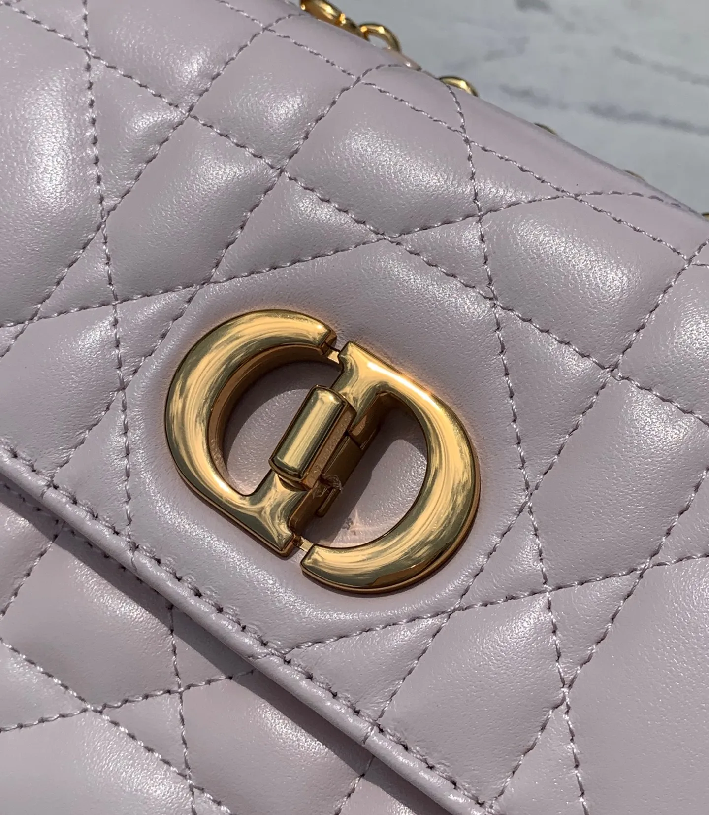 Top upgraded version 💰1760 Size: 17.3×13×7.5cm Dior Miss Caro mini chain bag, which really enriches the Dior CARO series! ! Popular all over the Internet, it is no surprise that it is your favorite small bag 👍 It also has the classic cannage pattern logo, which you will never get tired of. It is made of alternating gold-finished metal links and brown tortoise-shell effect resin links. It is paired with a leather strap for added comfort. It can be carried by hand, shoulder or crossbody. A completely god-like existence, cute and adorable, and so good-looking!