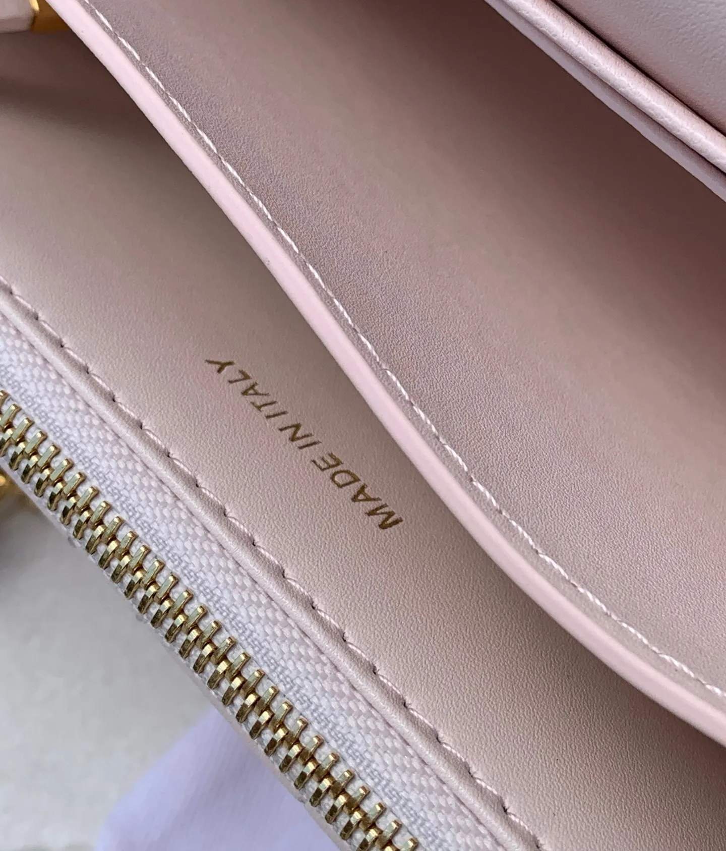 Top upgraded version 💰1760 Size: 17.3×13×7.5cm Dior Miss Caro mini chain bag, which really enriches the Dior CARO series! ! Popular all over the Internet, it is no surprise that it is your favorite small bag 👍 It also has the classic cannage pattern logo, which you will never get tired of. It is made of alternating gold-finished metal links and brown tortoise-shell effect resin links. It is paired with a leather strap for added comfort. It can be carried by hand, shoulder or crossbody. A completely god-like existence, cute and adorable, and so good-looking!