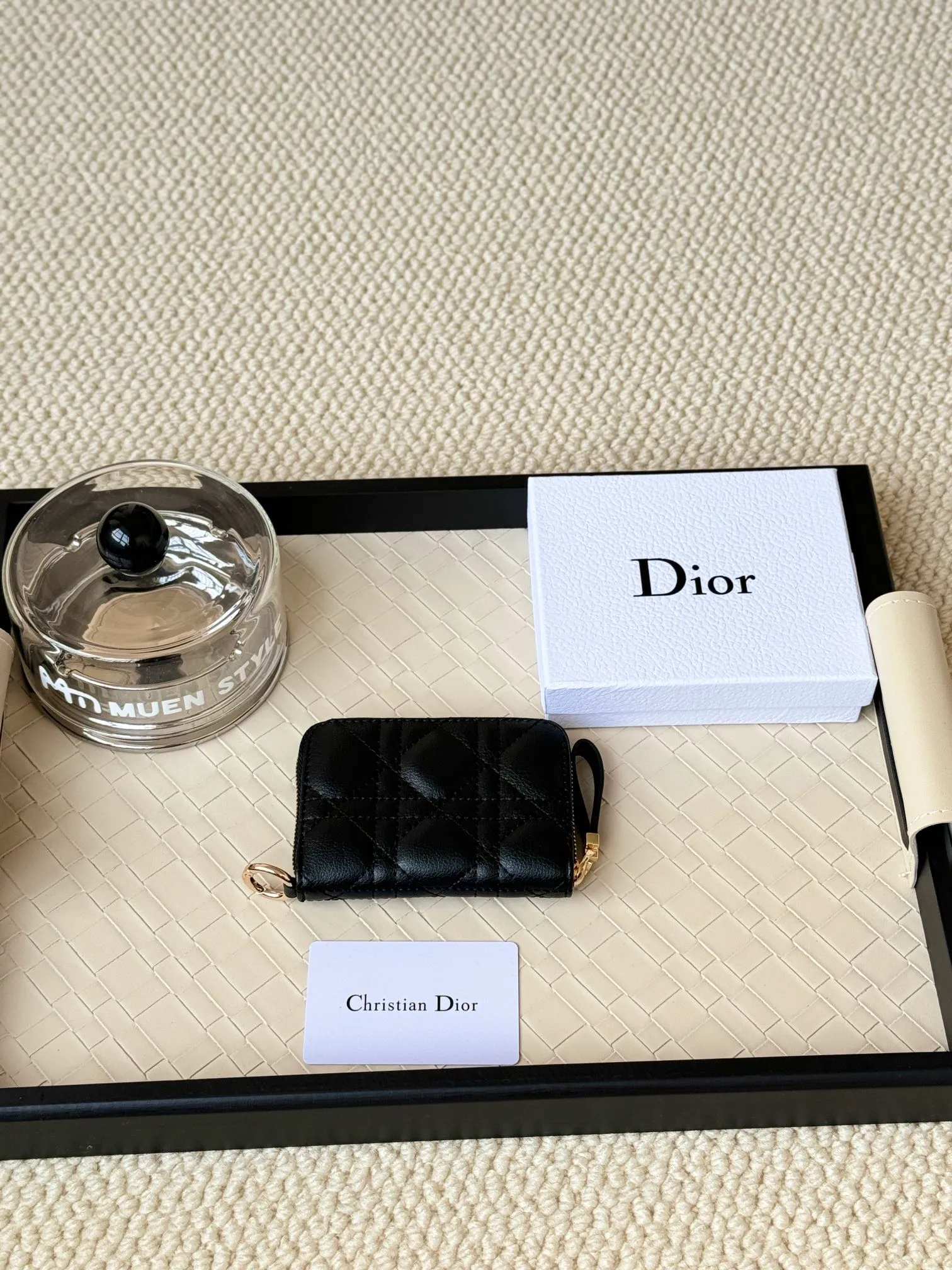 💰150 Dior New Caro Zippered Card Holder I love it. I originally wanted to buy a wallet, but I fell in love with this card holder. The size is just right and there are enough card slots. When Sydney is on lockdown and you can't go to the store, SA will send you photos and payment links. It's very convenient. I paid in the morning and received it in the afternoon. I think it looks better than the zipper card holder in C. The small metal ring next to the zipper is convenient for connecting the card holder to the bag and is not easy to lose. The calfskin material feels great. No.: S5034 Carol grain (size 9*11cm)