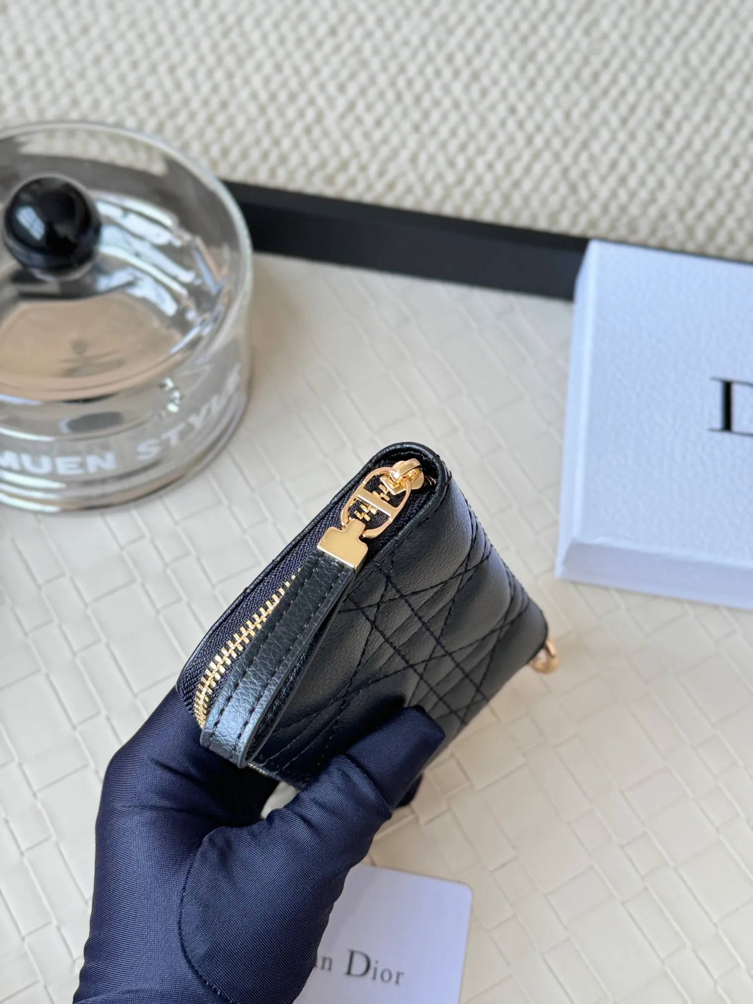 💰150 Dior New Caro Zippered Card Holder I love it. I originally wanted to buy a wallet, but I fell in love with this card holder. The size is just right and there are enough card slots. When Sydney is on lockdown and you can't go to the store, SA will send you photos and payment links. It's very convenient. I paid in the morning and received it in the afternoon. I think it looks better than the zipper card holder in C. The small metal ring next to the zipper is convenient for connecting the card holder to the bag and is not easy to lose. The calfskin material feels great. No.: S5034 Carol grain (size 9*11cm)