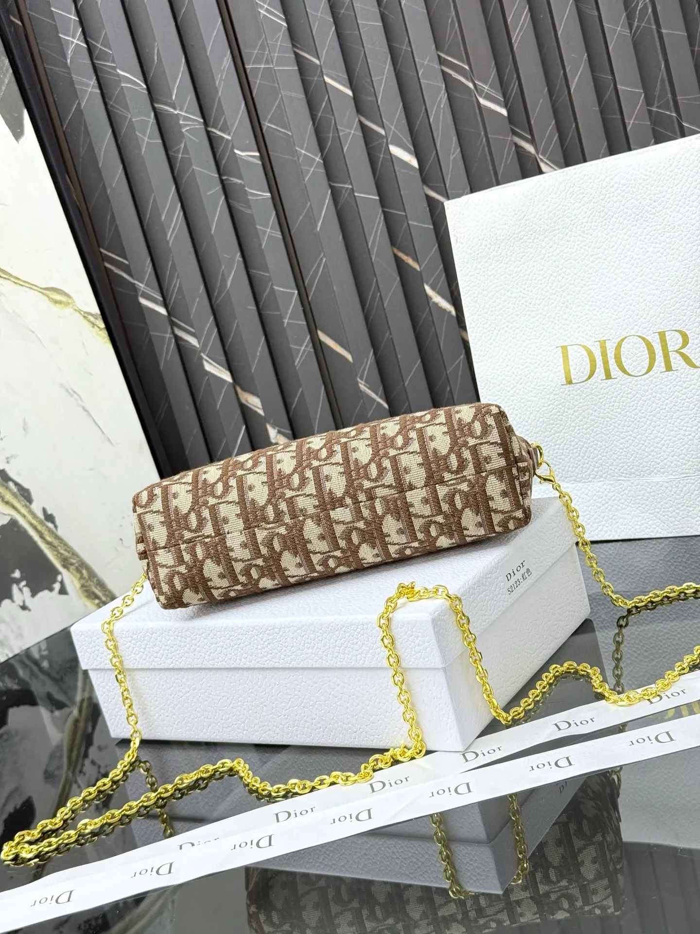 💰230💰The bag is decorated with dior’s signature blue oblique print. It features two chic zippered compartments and a patch pocket to organize a variety of supplies. Available in a shell style, it can be worn with other oblique printed items. CD logo oblique on the front Printed 1 patch pocket Technical fabric lining Dimensions: 15.5 cm x 24 cm x 7 cm Number: S2123