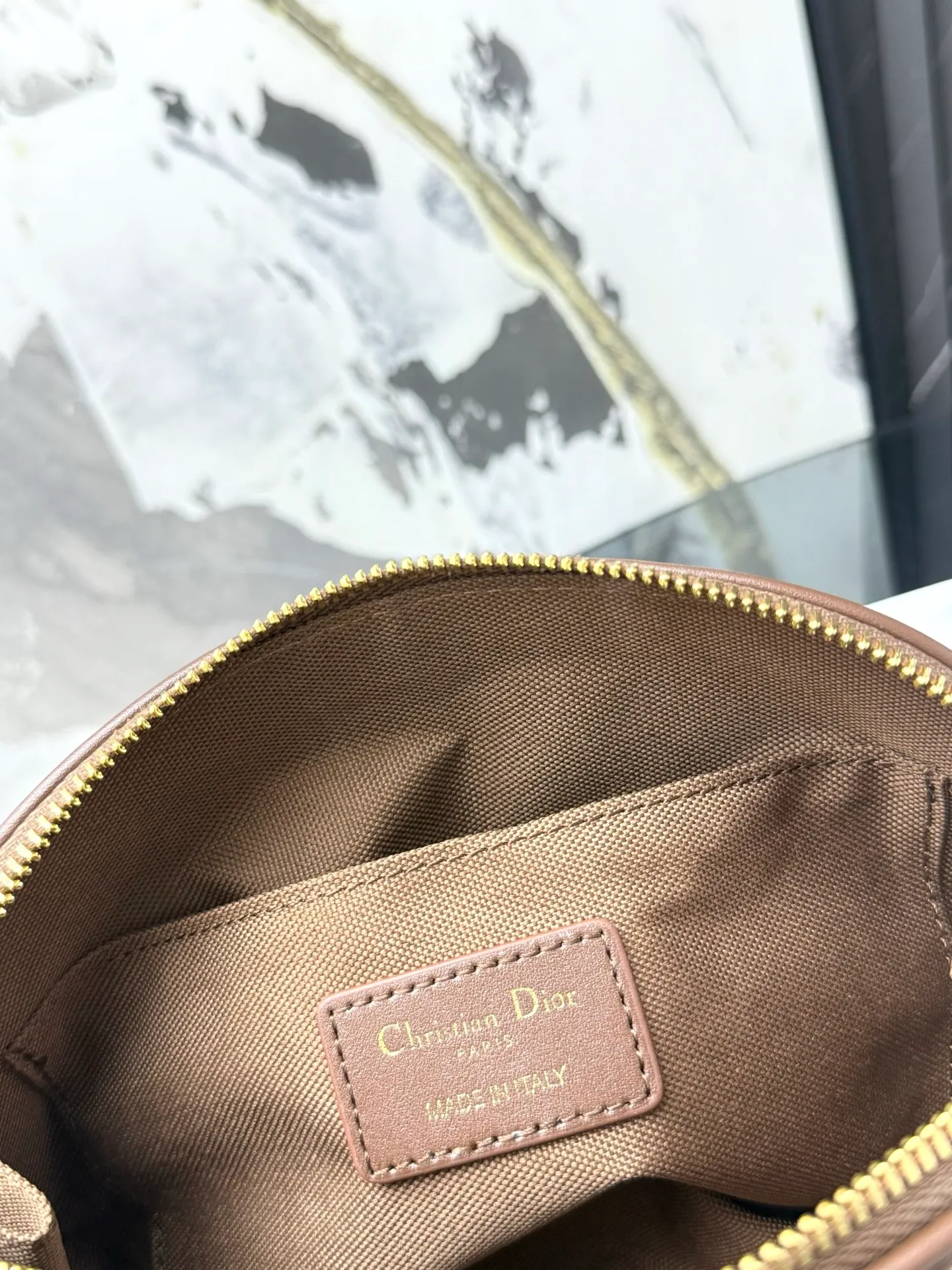 💰230💰The bag is decorated with dior’s signature blue oblique print. It features two chic zippered compartments and a patch pocket to organize a variety of supplies. Available in a shell style, it can be worn with other oblique printed items. CD logo oblique on the front Printed 1 patch pocket Technical fabric lining Dimensions: 15.5 cm x 24 cm x 7 cm Number: S2123