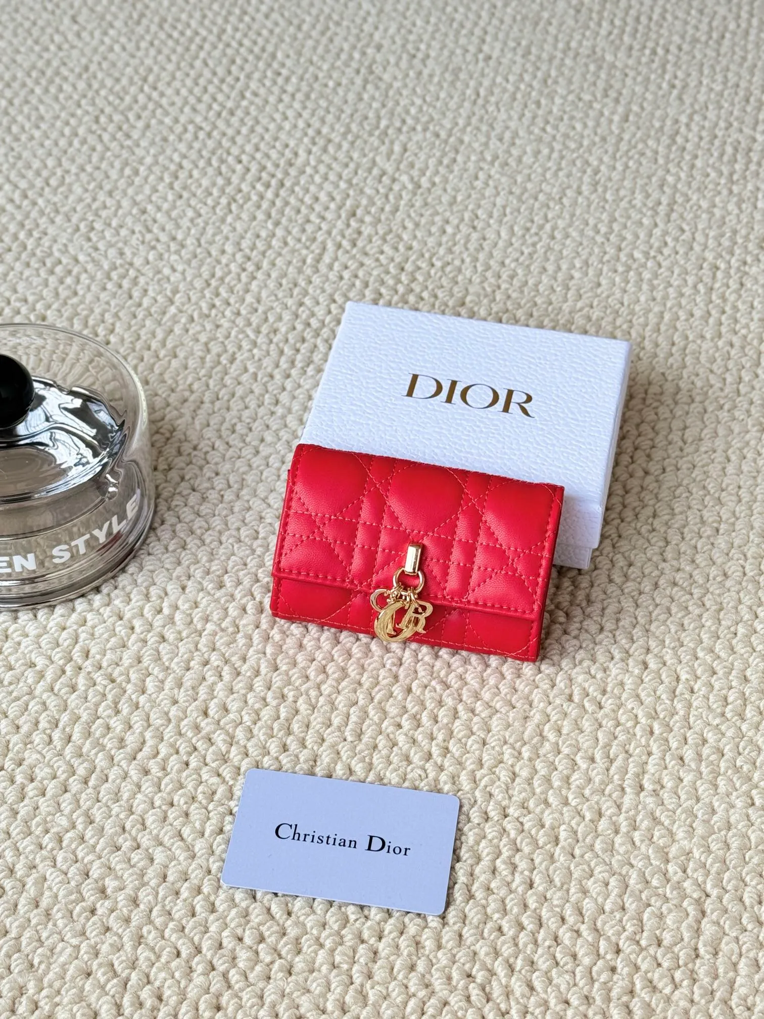 💰150 No.: S0966ONMJ_M413 Size: 11x7.5x2.5cm This My Dior Glycine wallet is compact, practical and unique. Crafted from blush pink sheepskin, it is decorated with a cannage pattern and features a D.I.O.R. charm on the front to enhance the style. Elegant and refined, it can store a variety of daily necessities, is suitable for various occasions, and can be matched with other My Dior items. Front D.I.O.R. charm 2 card slots 1 zipped compartment 1 spacious interior compartment Made in Italy