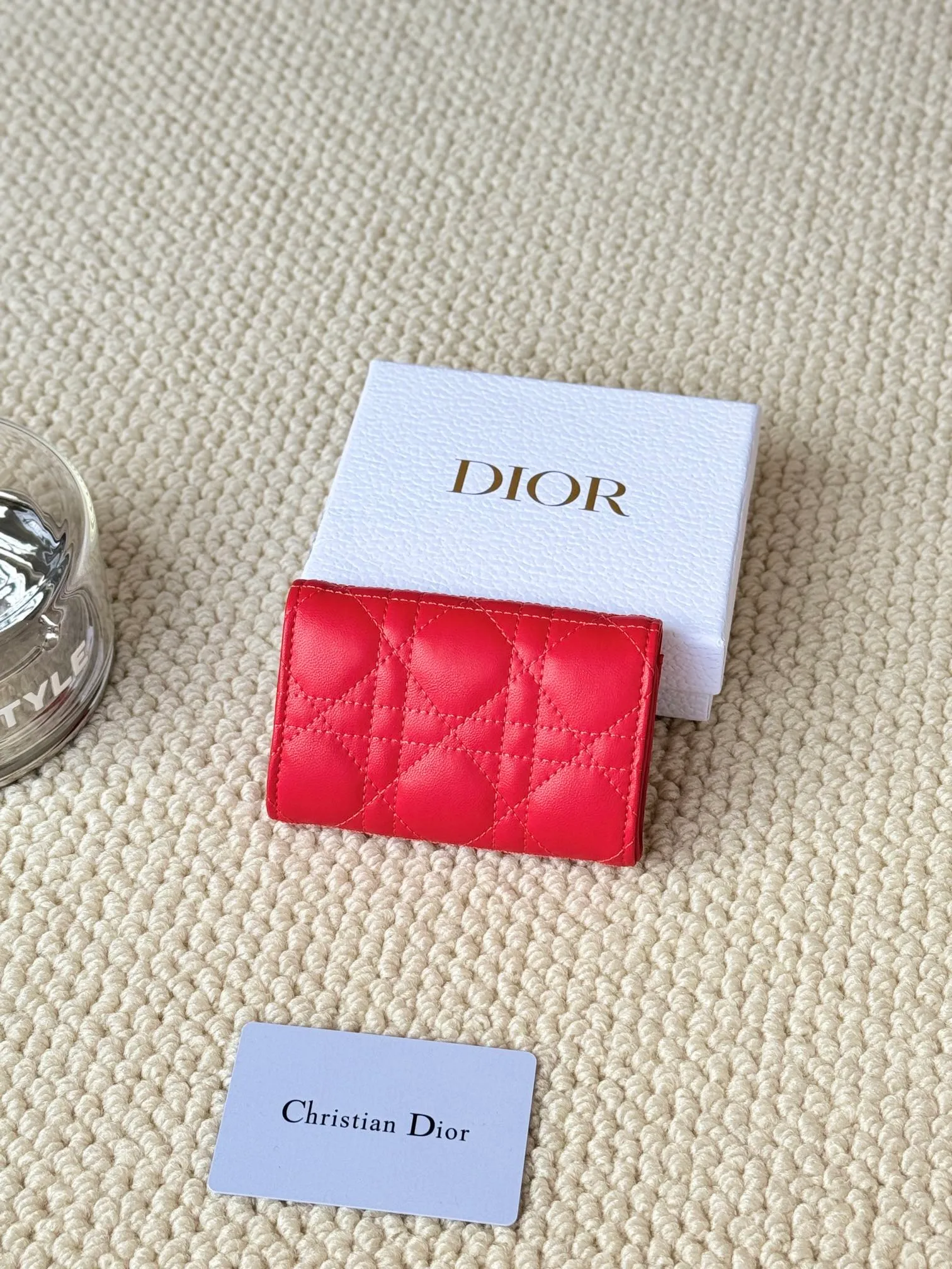 💰150 No.: S0966ONMJ_M413 Size: 11x7.5x2.5cm This My Dior Glycine wallet is compact, practical and unique. Crafted from blush pink sheepskin, it is decorated with a cannage pattern and features a D.I.O.R. charm on the front to enhance the style. Elegant and refined, it can store a variety of daily necessities, is suitable for various occasions, and can be matched with other My Dior items. Front D.I.O.R. charm 2 card slots 1 zipped compartment 1 spacious interior compartment Made in Italy