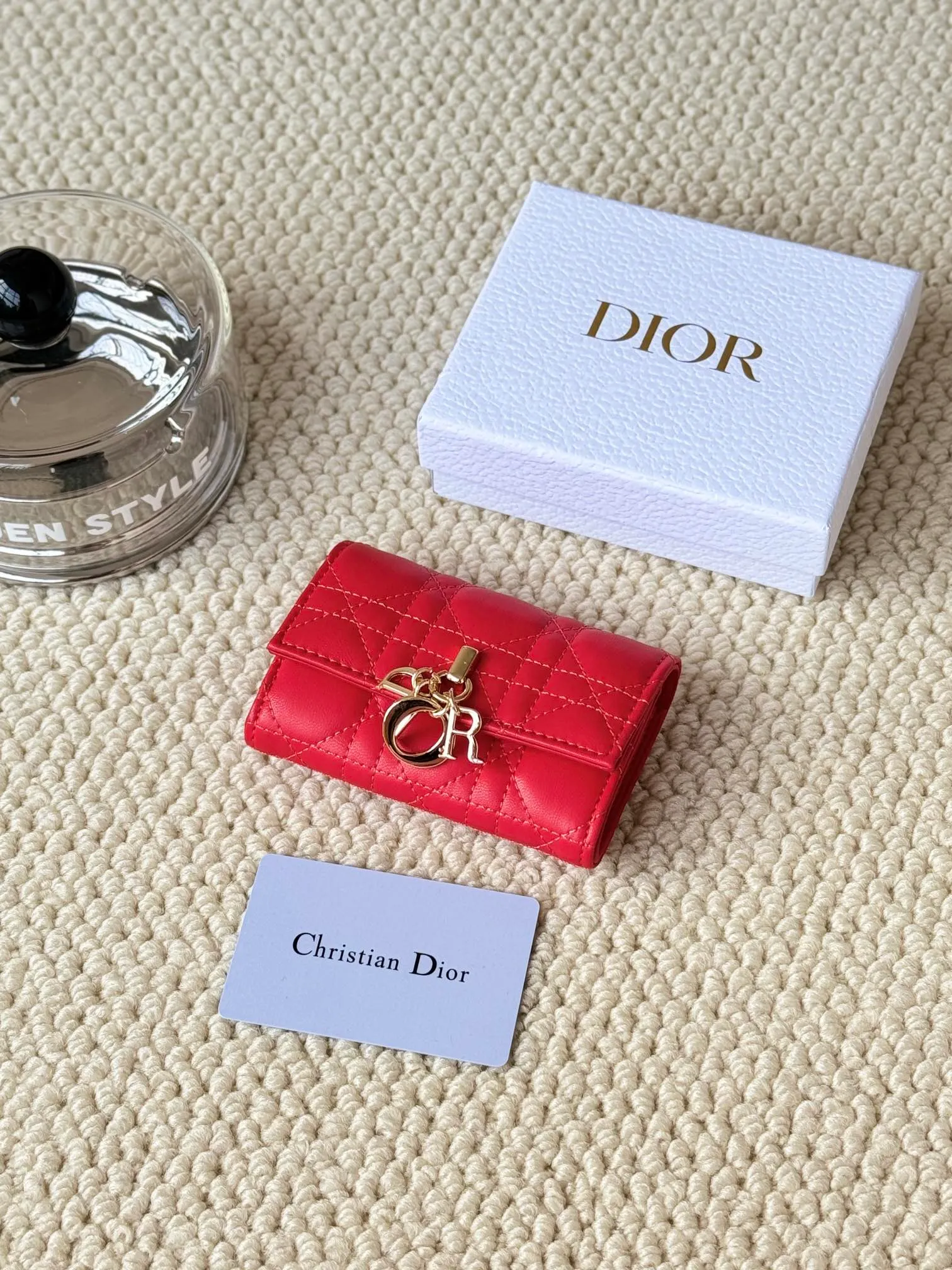 💰150 No.: S0966ONMJ_M413 Size: 11x7.5x2.5cm This My Dior Glycine wallet is compact, practical and unique. Crafted from blush pink sheepskin, it is decorated with a cannage pattern and features a D.I.O.R. charm on the front to enhance the style. Elegant and refined, it can store a variety of daily necessities, is suitable for various occasions, and can be matched with other My Dior items. Front D.I.O.R. charm 2 card slots 1 zipped compartment 1 spacious interior compartment Made in Italy