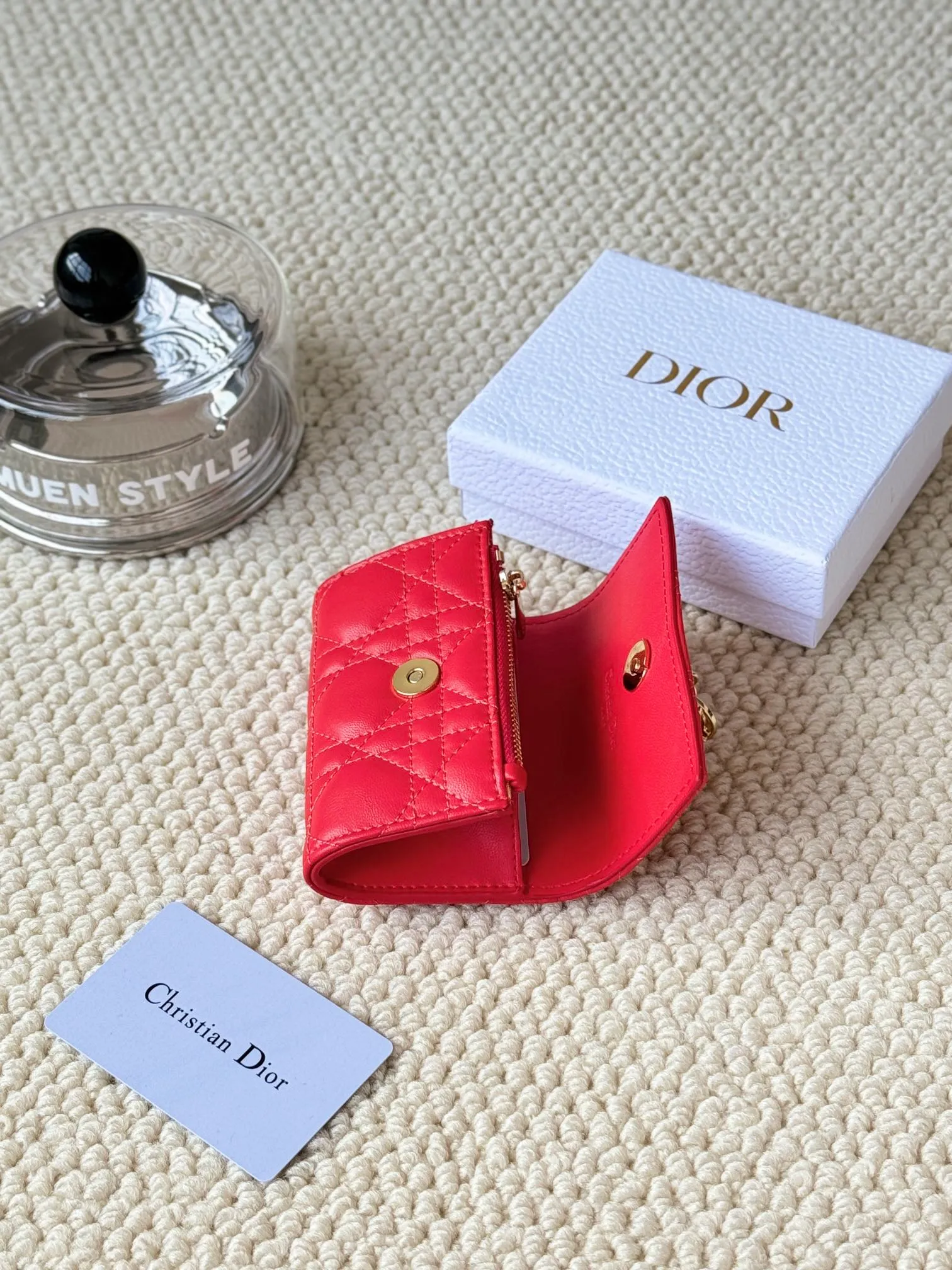 💰150 No.: S0966ONMJ_M413 Size: 11x7.5x2.5cm This My Dior Glycine wallet is compact, practical and unique. Crafted from blush pink sheepskin, it is decorated with a cannage pattern and features a D.I.O.R. charm on the front to enhance the style. Elegant and refined, it can store a variety of daily necessities, is suitable for various occasions, and can be matched with other My Dior items. Front D.I.O.R. charm 2 card slots 1 zipped compartment 1 spacious interior compartment Made in Italy
