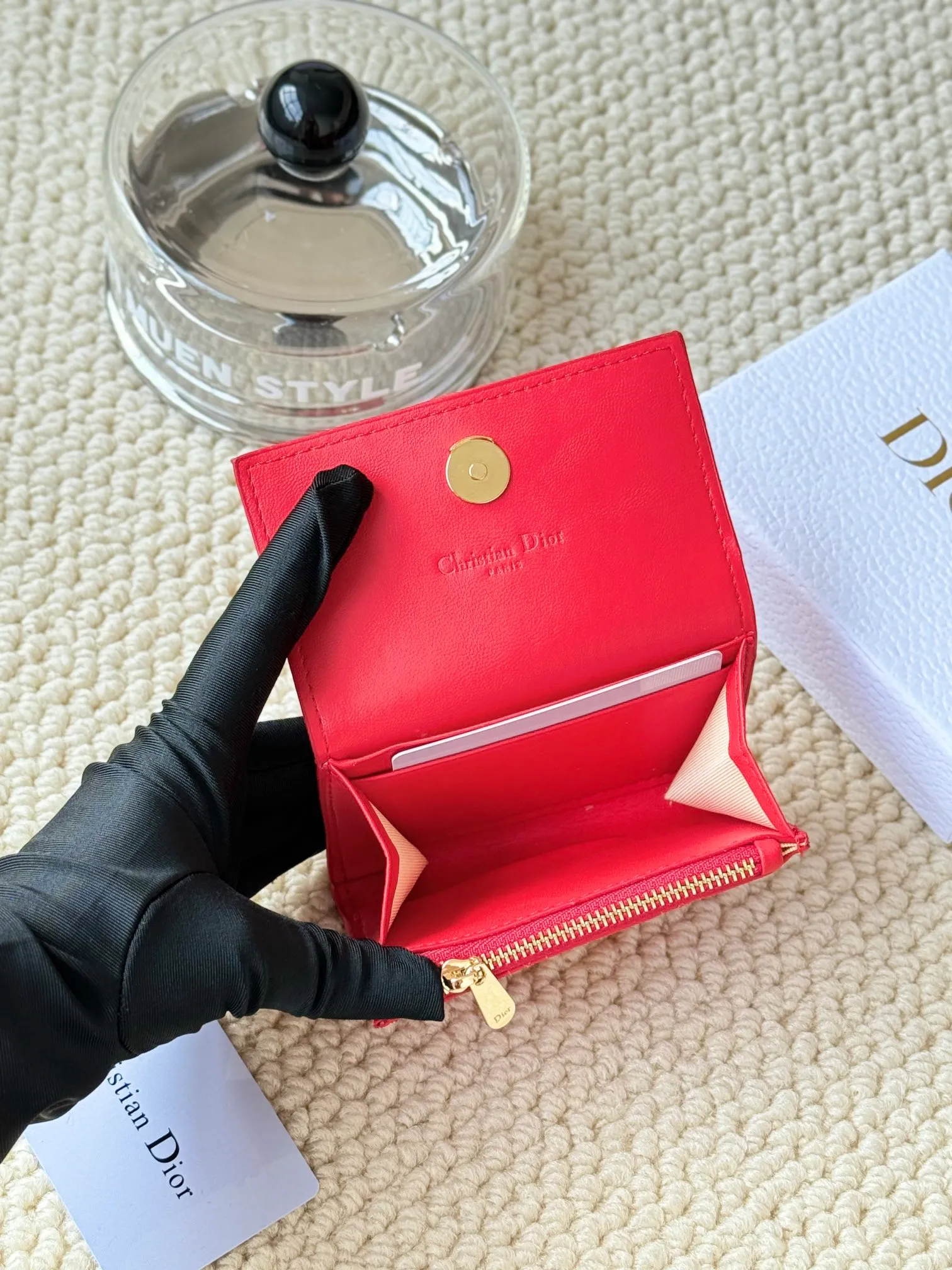 💰150 No.: S0966ONMJ_M413 Size: 11x7.5x2.5cm This My Dior Glycine wallet is compact, practical and unique. Crafted from blush pink sheepskin, it is decorated with a cannage pattern and features a D.I.O.R. charm on the front to enhance the style. Elegant and refined, it can store a variety of daily necessities, is suitable for various occasions, and can be matched with other My Dior items. Front D.I.O.R. charm 2 card slots 1 zipped compartment 1 spacious interior compartment Made in Italy