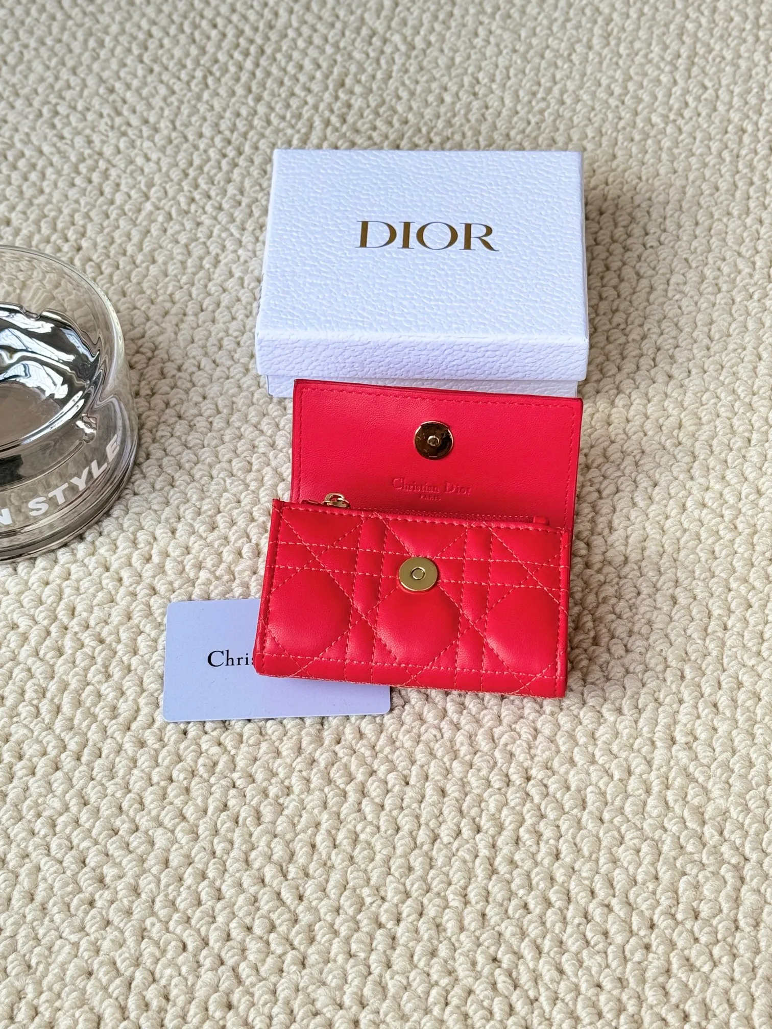 💰150 No.: S0966ONMJ_M413 Size: 11x7.5x2.5cm This My Dior Glycine wallet is compact, practical and unique. Crafted from blush pink sheepskin, it is decorated with a cannage pattern and features a D.I.O.R. charm on the front to enhance the style. Elegant and refined, it can store a variety of daily necessities, is suitable for various occasions, and can be matched with other My Dior items. Front D.I.O.R. charm 2 card slots 1 zipped compartment 1 spacious interior compartment Made in Italy