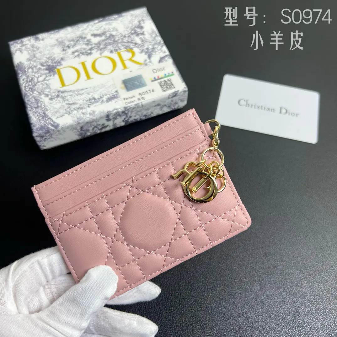 💰100 💎Upgraded original version🇫🇷Exclusive real shot# 💌 LadyDior five-grid card holder sheepskin cannage pattern leather Lady Dior This Lady Dior five-grid card holder is new this season, elegant and practical. Crafted from cloudy blue patent cow leather, decorated with cannage pattern topstitching and embellished with a removable D.I.O.R. charm. Elegant and sophisticated, it features five card slots and is suitable for any occasion and can be combined with other Lady Dior. Model: Number: S0974OVRB M81B T. Size: 10.5X7.5x1