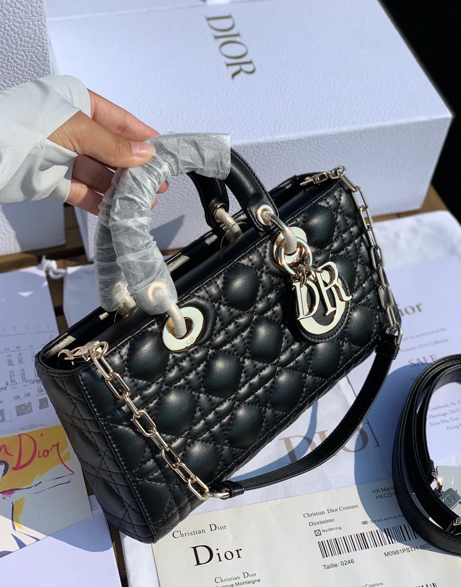 Top upgraded version💰1900 size 26-13.5-5cm 2022 early spring style, 𝗗𝗶𝗼𝗿 𝗗-𝗝𝗼𝘆 𝗯𝗮𝗴Dior rectangular Princess Diana Princess Diana can be said to be one of Dior's most popular bags, and it can also be regarded as one of the classics in the fashion circle. It is carefully made of the original classic French cannage pattern and topstitched lambskin, and is paired with a light gold-finished metal "D.I.O.R." pendant.