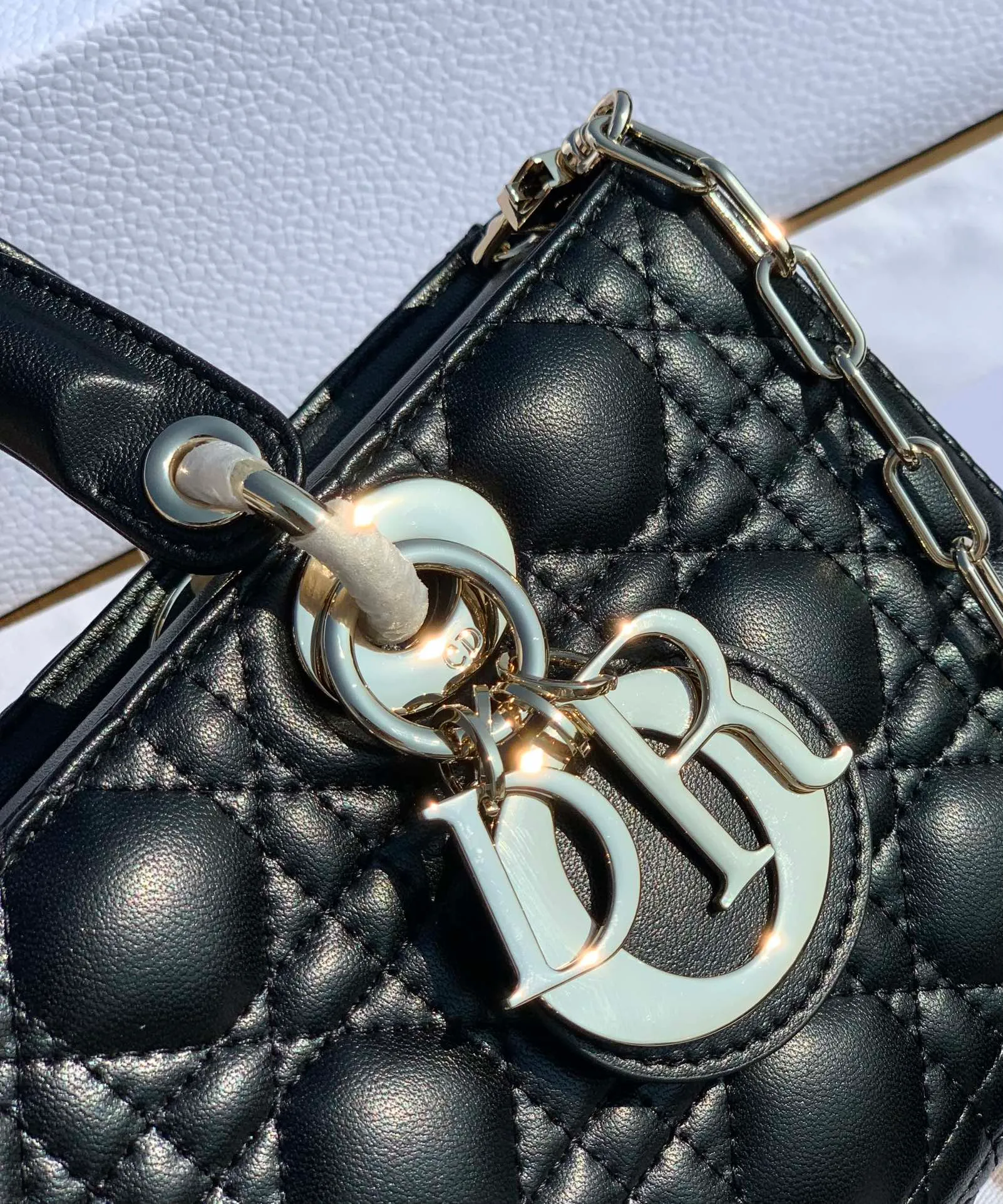 Top upgraded version💰1900 size 26-13.5-5cm 2022 early spring style, 𝗗𝗶𝗼𝗿 𝗗-𝗝𝗼𝘆 𝗯𝗮𝗴Dior rectangular Princess Diana Princess Diana can be said to be one of Dior's most popular bags, and it can also be regarded as one of the classics in the fashion circle. It is carefully made of the original classic French cannage pattern and topstitched lambskin, and is paired with a light gold-finished metal "D.I.O.R." pendant.