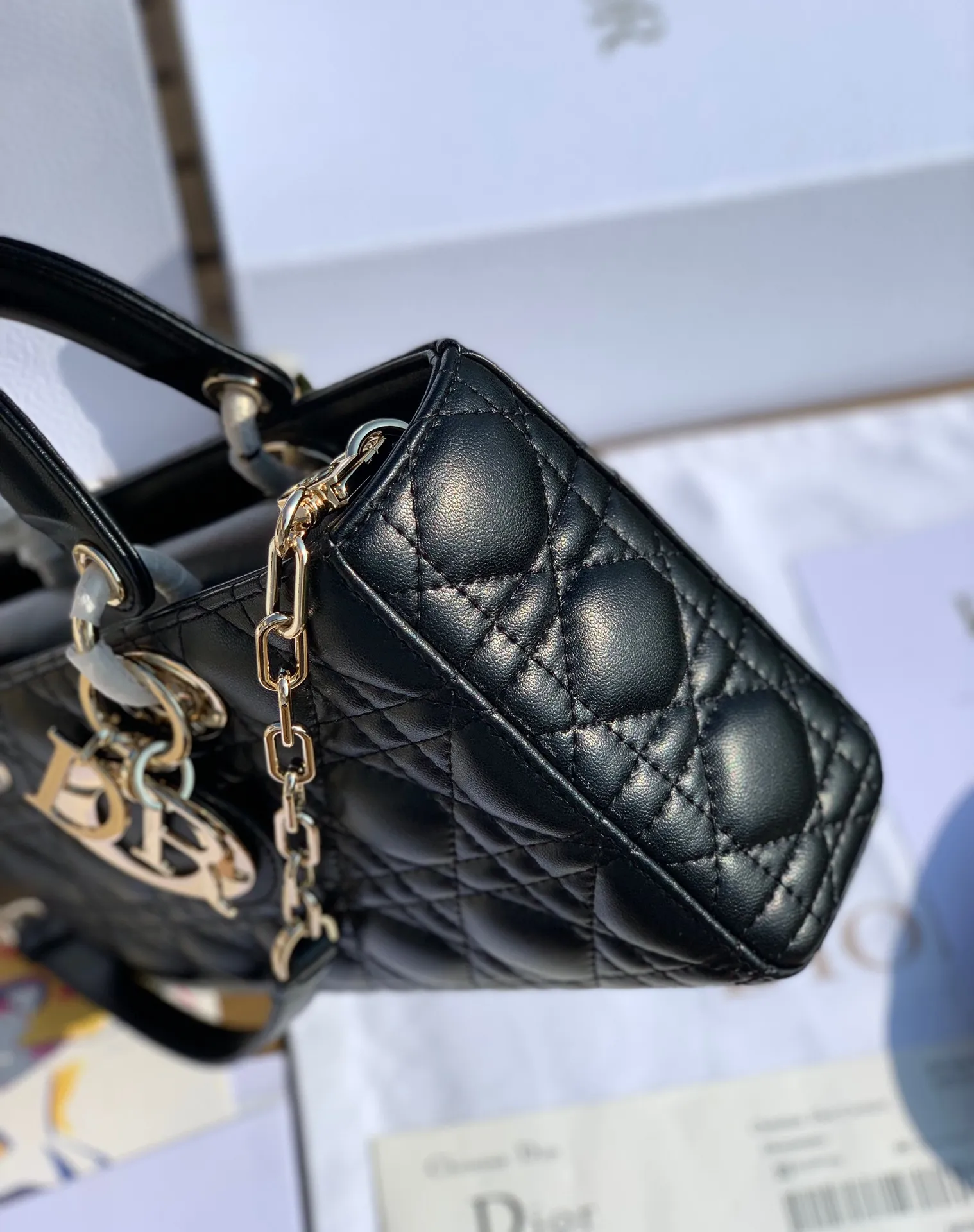 Top upgraded version💰1900 size 26-13.5-5cm 2022 early spring style, 𝗗𝗶𝗼𝗿 𝗗-𝗝𝗼𝘆 𝗯𝗮𝗴Dior rectangular Princess Diana Princess Diana can be said to be one of Dior's most popular bags, and it can also be regarded as one of the classics in the fashion circle. It is carefully made of the original classic French cannage pattern and topstitched lambskin, and is paired with a light gold-finished metal "D.I.O.R." pendant.