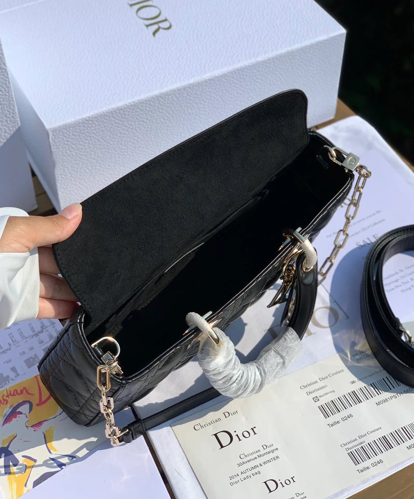 Top upgraded version💰1900 size 26-13.5-5cm 2022 early spring style, 𝗗𝗶𝗼𝗿 𝗗-𝗝𝗼𝘆 𝗯𝗮𝗴Dior rectangular Princess Diana Princess Diana can be said to be one of Dior's most popular bags, and it can also be regarded as one of the classics in the fashion circle. It is carefully made of the original classic French cannage pattern and topstitched lambskin, and is paired with a light gold-finished metal "D.I.O.R." pendant.